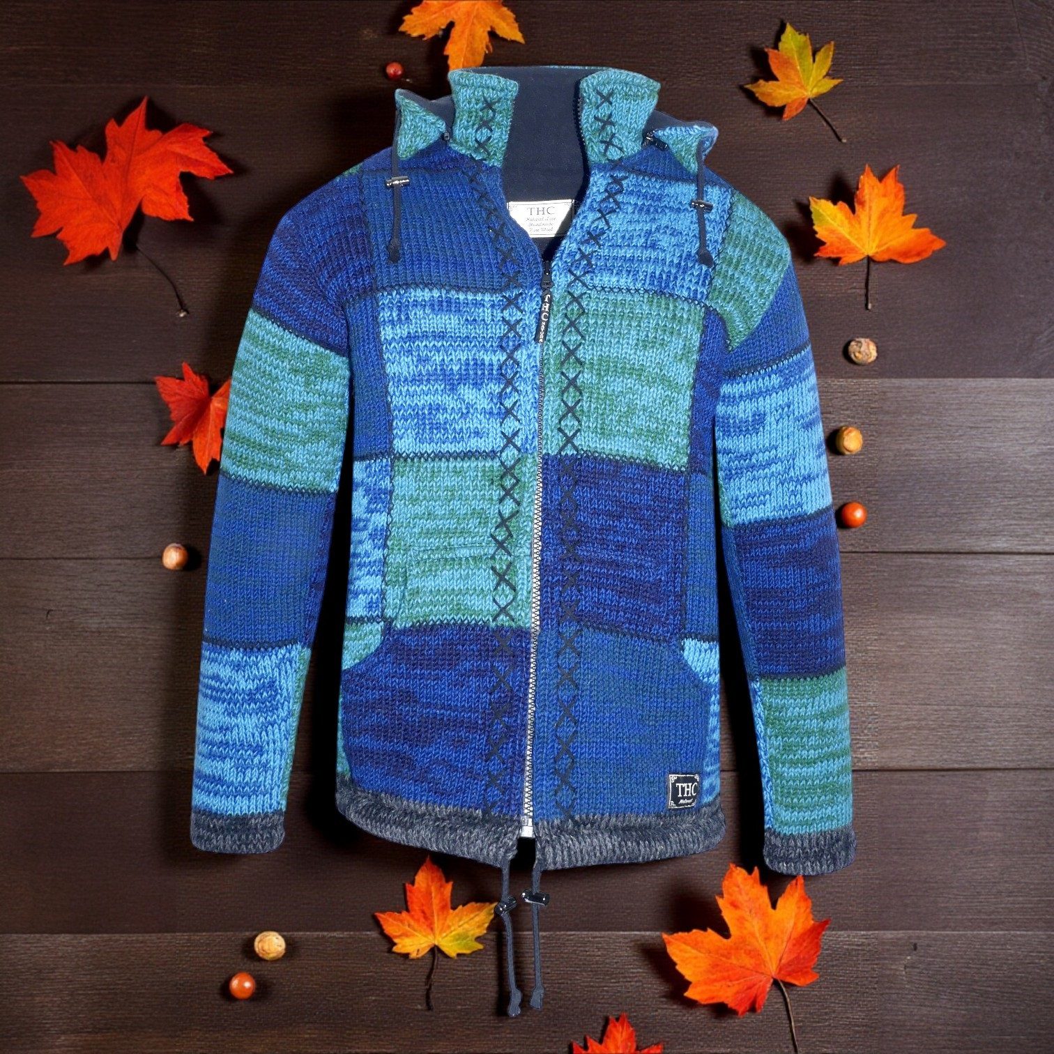 THC Natural Line Strickjacke THC Schafwollstrickjacke blaue Quadrate 806 (1 Stück, 1-tlg., 1 Stück) Strickjacke mit abnehmbarer Kapuze – Bild 4 von 5