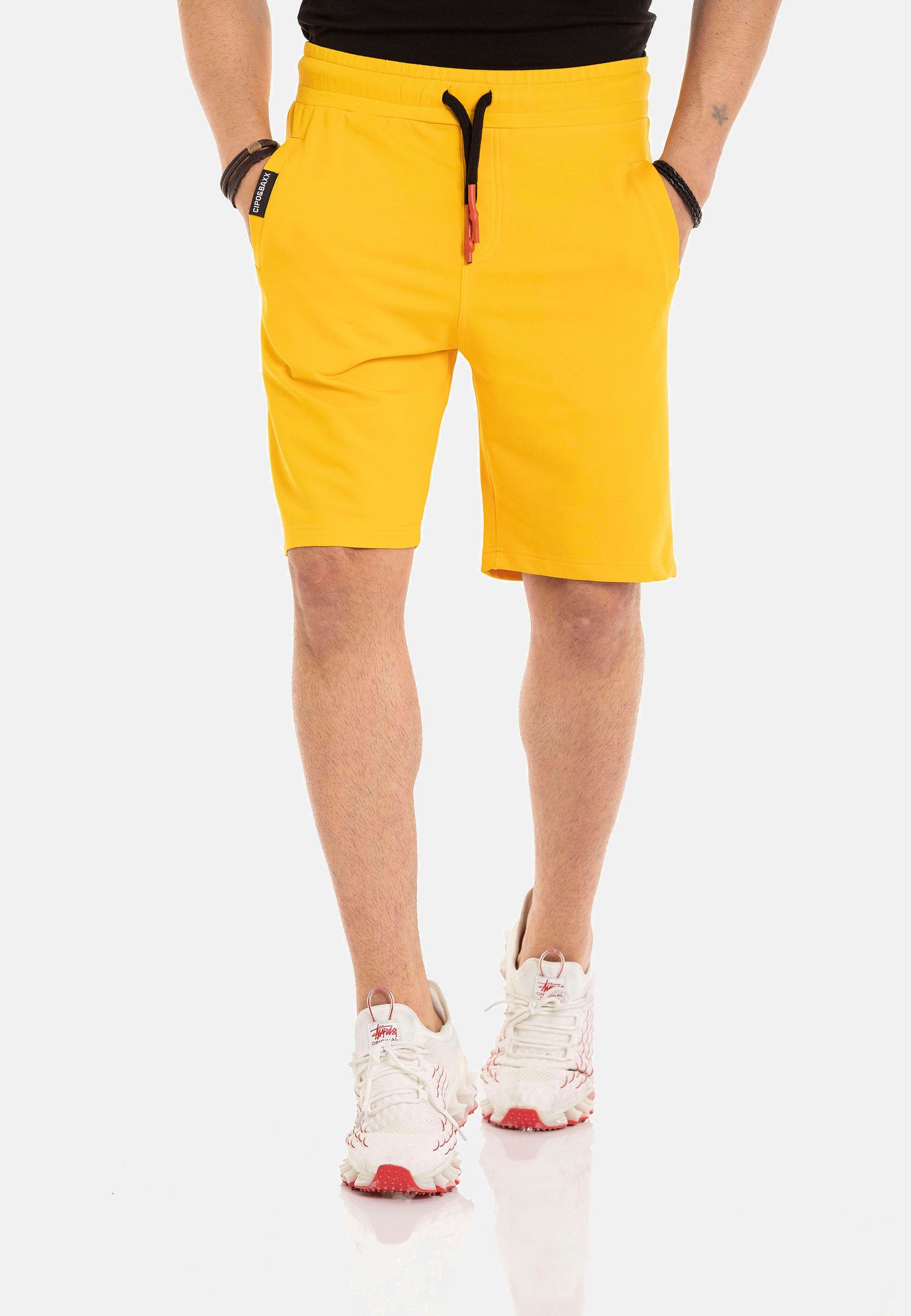 Cipo & Baxx Shorts in sportlichem Look gelb