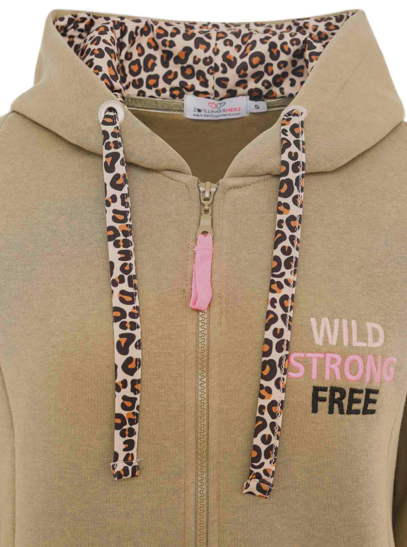 Zwillingsherz Jerseymantel "Wild and Free" mit auffäligem Front und Back Motiv und Leo Details – Bild 5 von 5