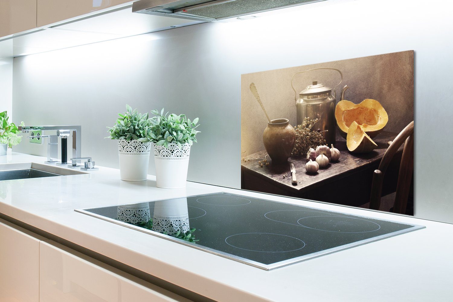 Stilleben Wandschutz, - Küchenrückwand - MuchoWow Pfanne Temperaturbeständig Tisch, (1-tlg), aus Herdblende Kürbis Knoblauch - küchen 60x40 - cm,