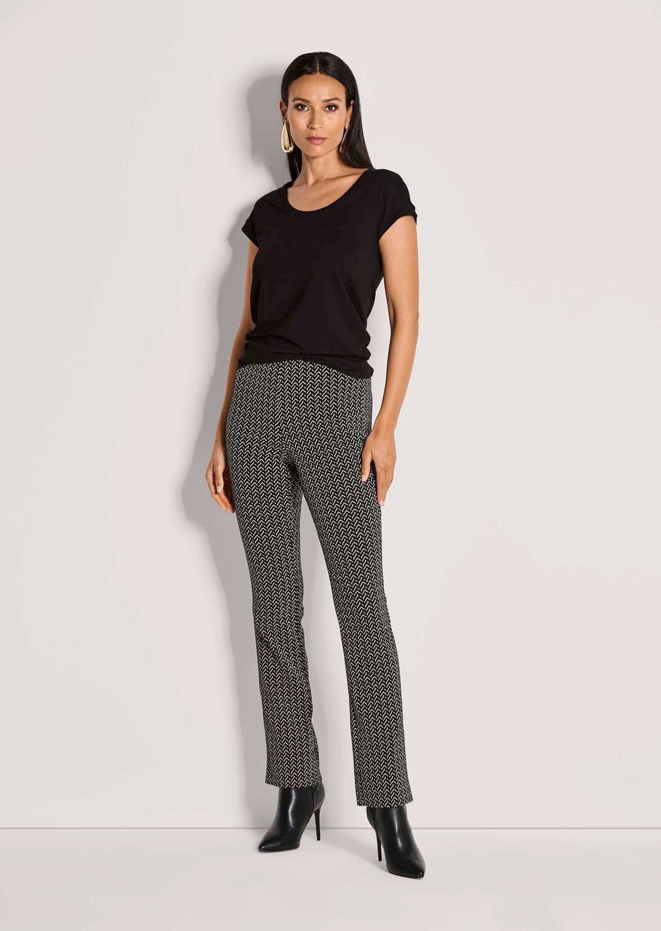 MADELEINE Schlupfhose Kurzgröße: Bootcut-Hose mit Allover-Print Jacquard-Schlupfhose mit grafischem Muster, High Waist