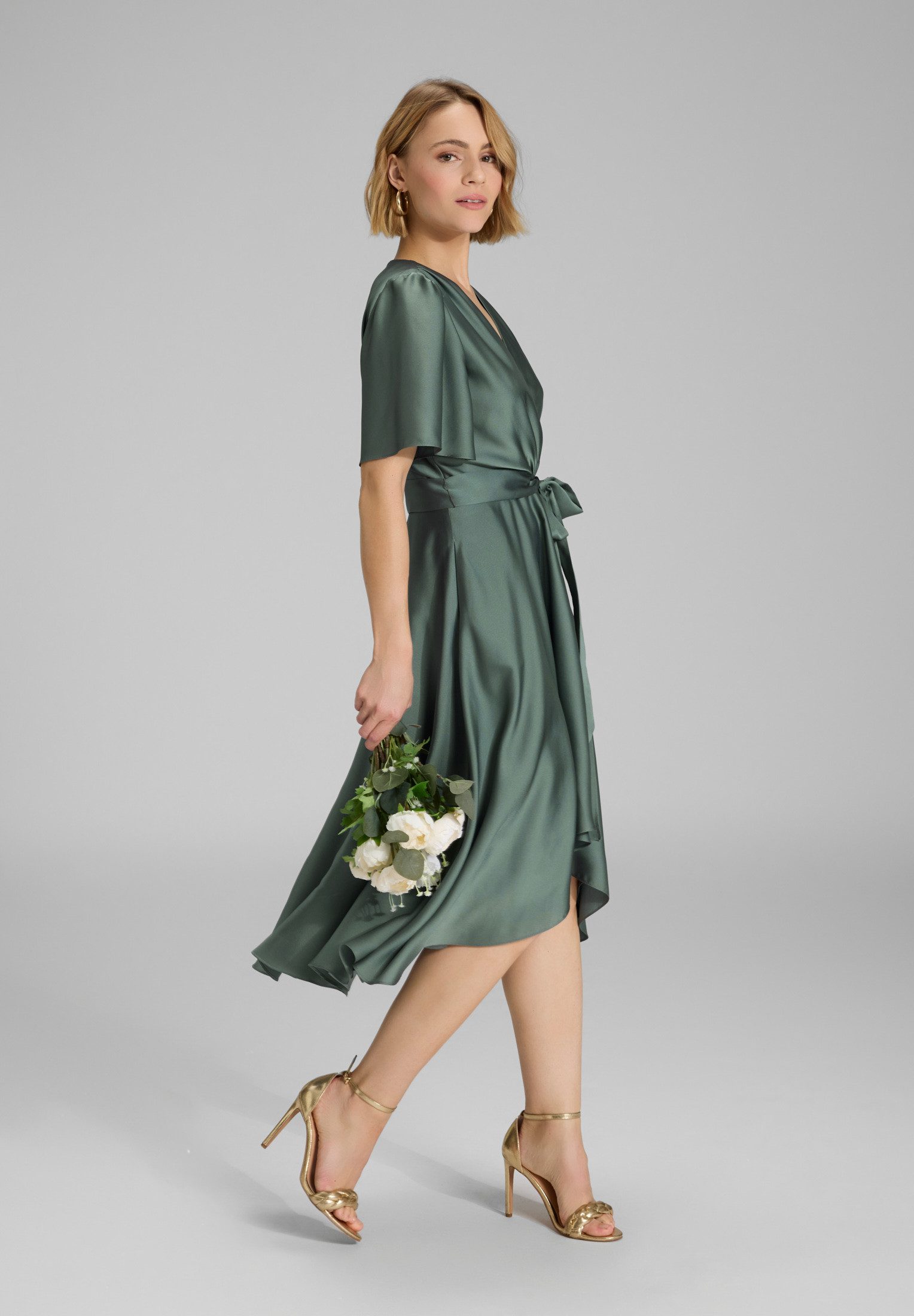 SWING Cocktailkleid Taillierter Schnitt mit fließendem günstig online kaufen