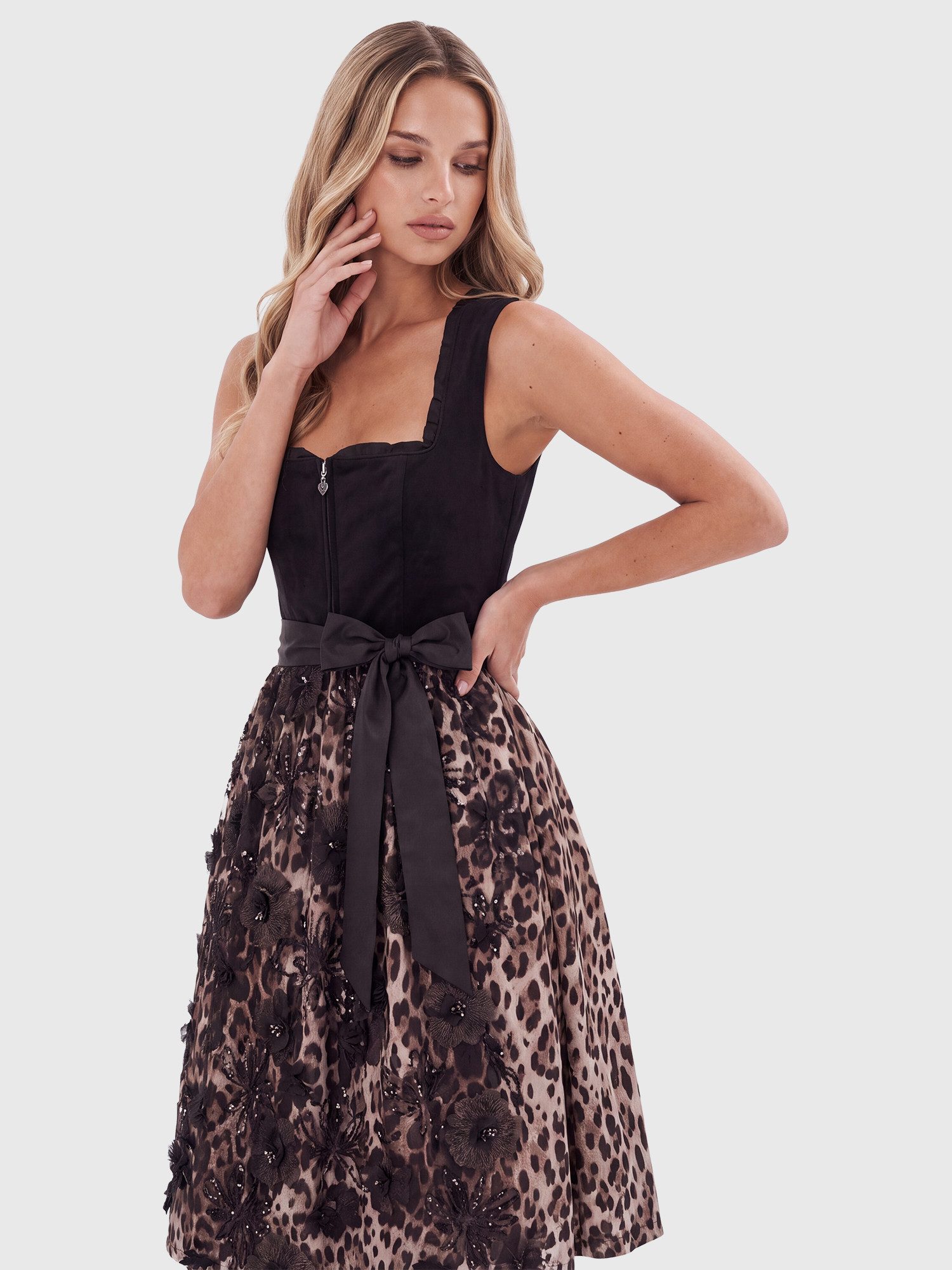 Apart Dirndl aus Samt und Satin mit Tüllschürze