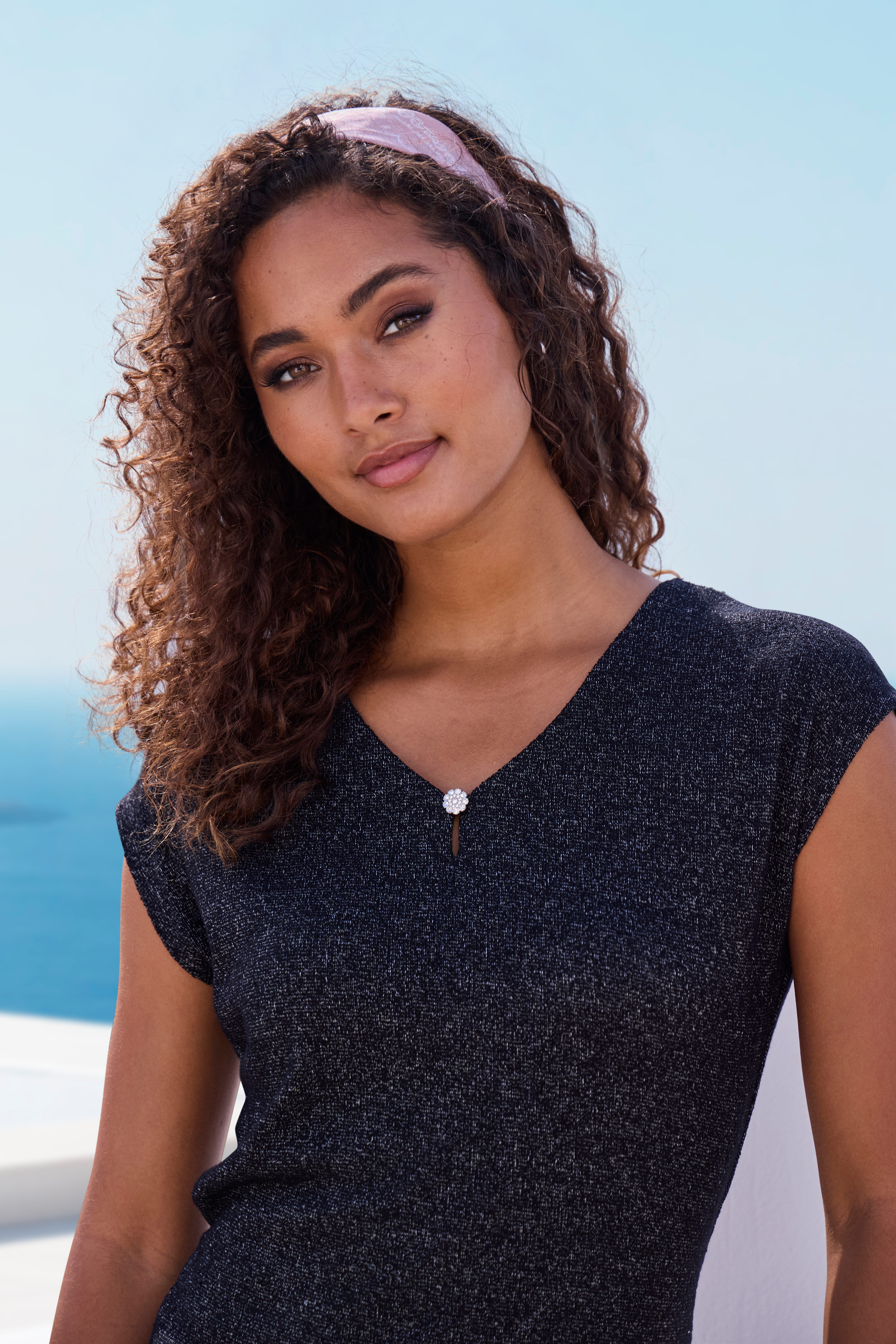 LASCANA Kurzarmshirt mit Strassknopf in Blütenform aus leichtem Feinstrick in Melange Optik