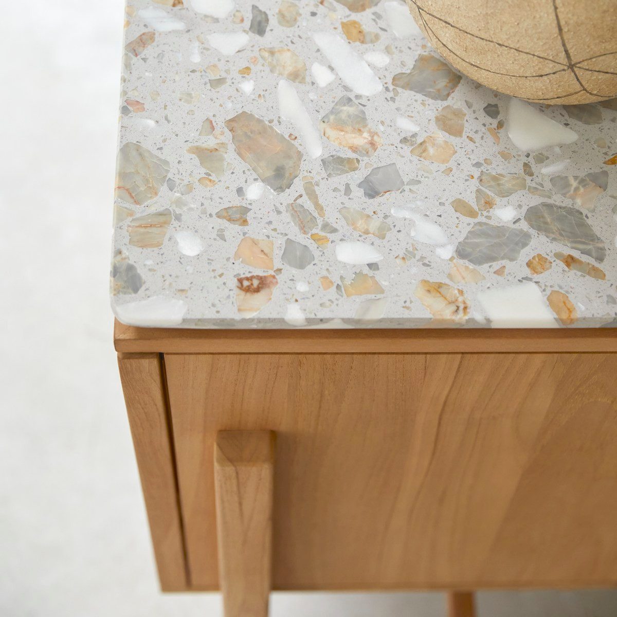 Tikamoon Sideboard Sideboard Isaure aus massivem Teakholz und Premium-Terrazzo 140 cm
