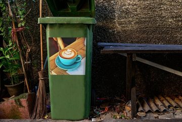 MuchoWow Wandsticker Eine herzförmige Blume auf einem Cappuccino (1 St), Mülleimer-aufkleber, Mülltonne, Sticker, Container, Abfalbehälter