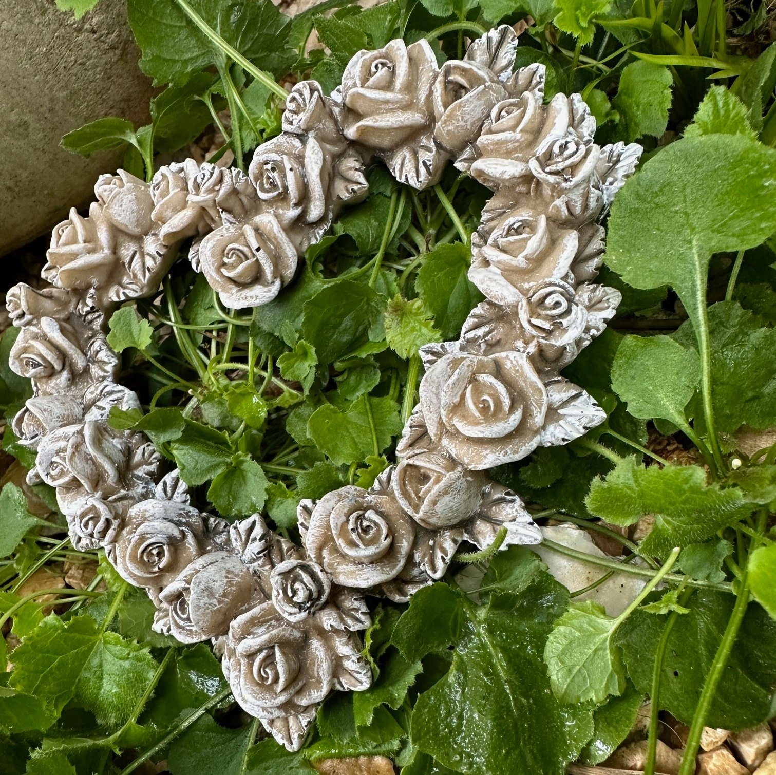 Radami Gartenfigur Grabschmuck Rosenblüten Rosenkranz Rosenherz Grabdekorat günstig online kaufen