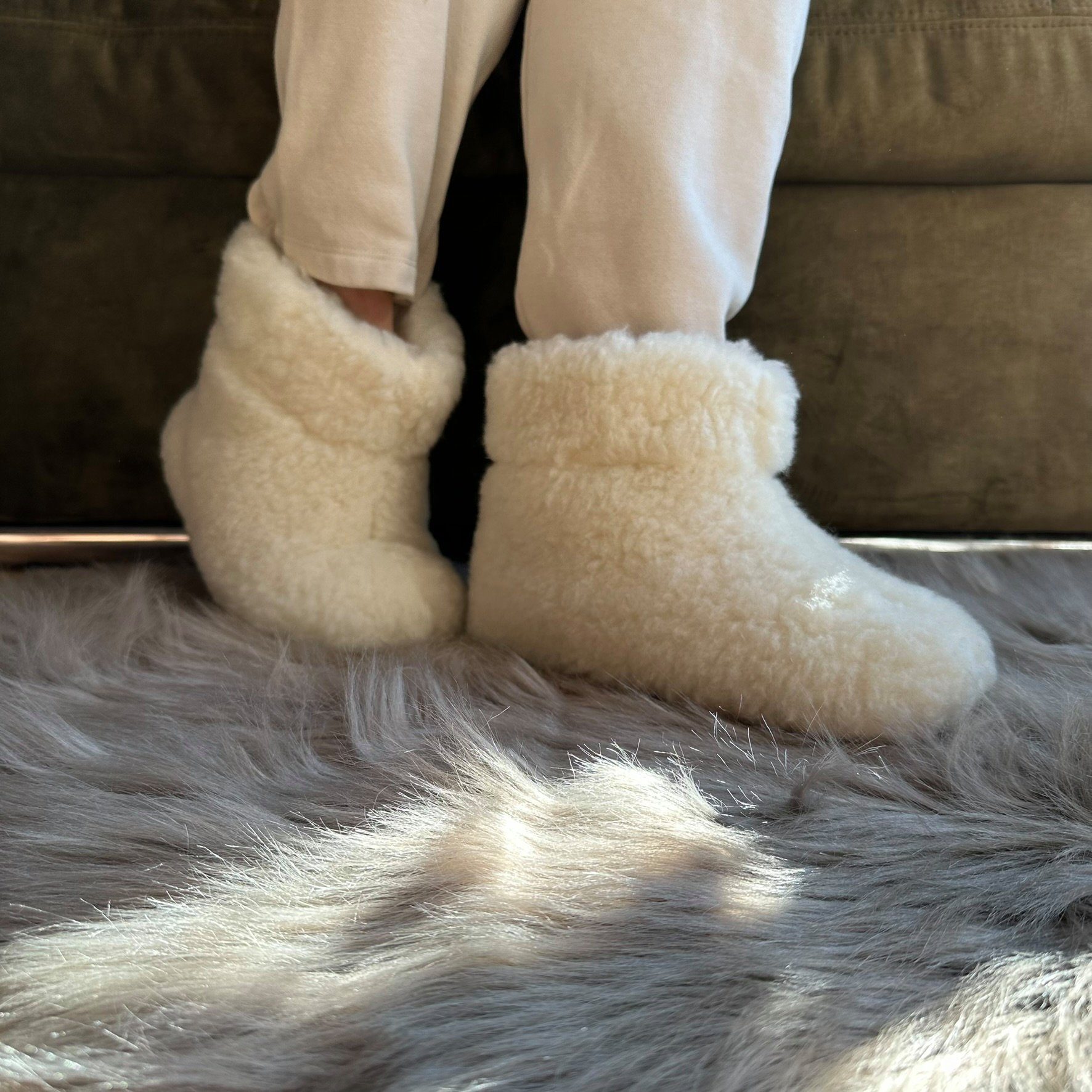 warm rutschfest) & atmungsaktiv Hüttenschuhe Woll-Socken Home (aus bequem Schaf-Wolle Hausschuhe & hohe Joy Winter gefüttert Weiß weich Schur-Wolle Montreal Lamm-Fell geschlossen