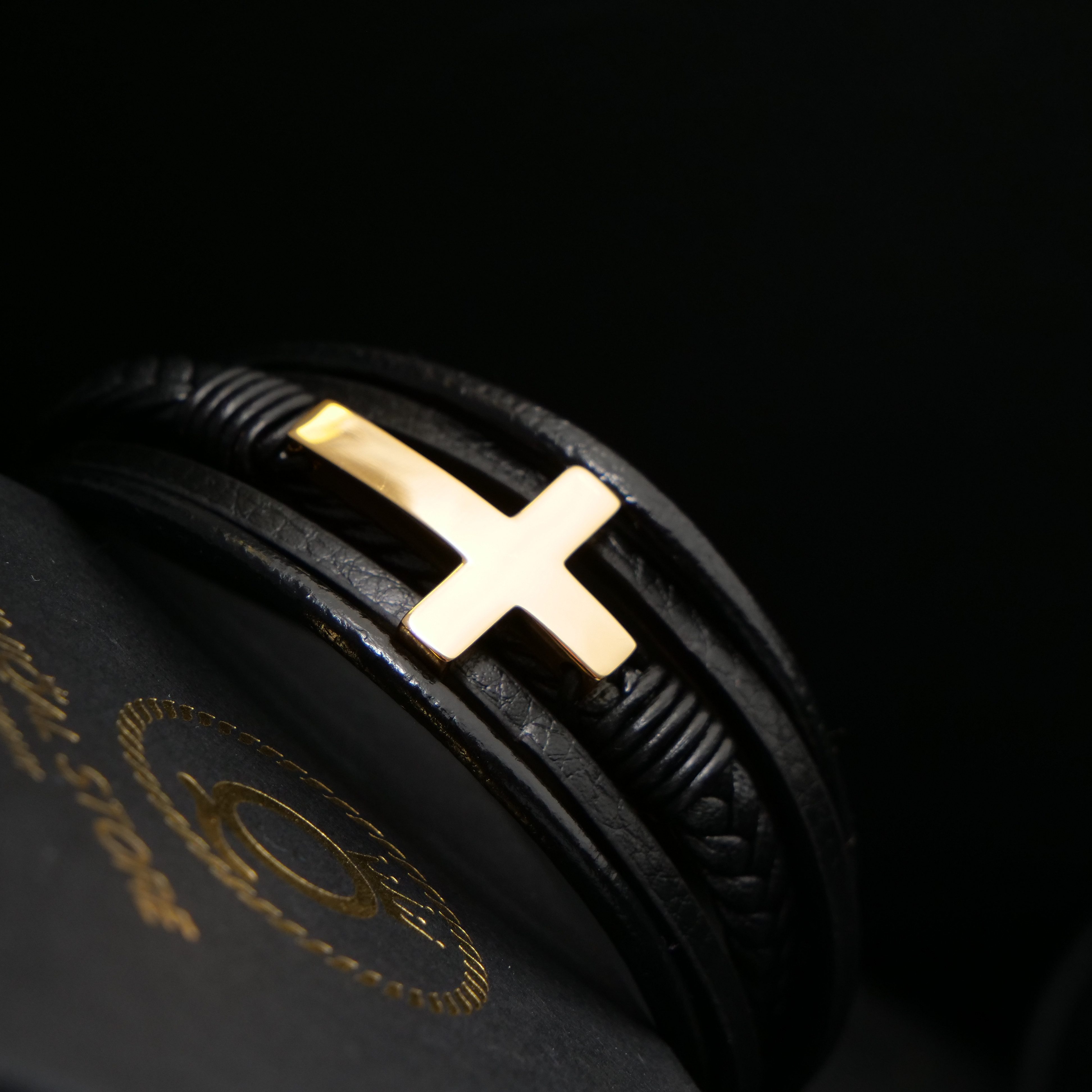 UNIQAL.de Lederarmband HEAVEN – Kreuzarmband aus Edelstahl, Symbol für Glaube & Stärke (Edelstahl, Echtleder, Casual Style, Magnetverschluss mit Verlängerungsglied), Premium Qualität, Männerschmuck, Geschenkidee