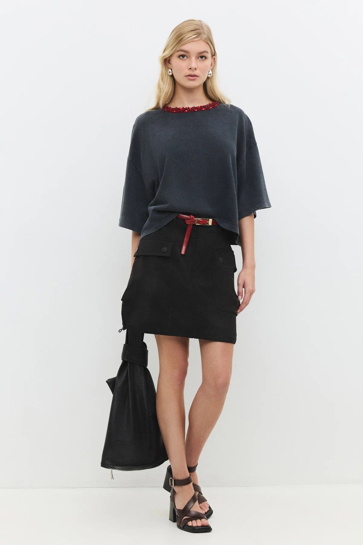 No Matter What T-Shirt Basic-T-Shirt mit Steindetail am Kragen