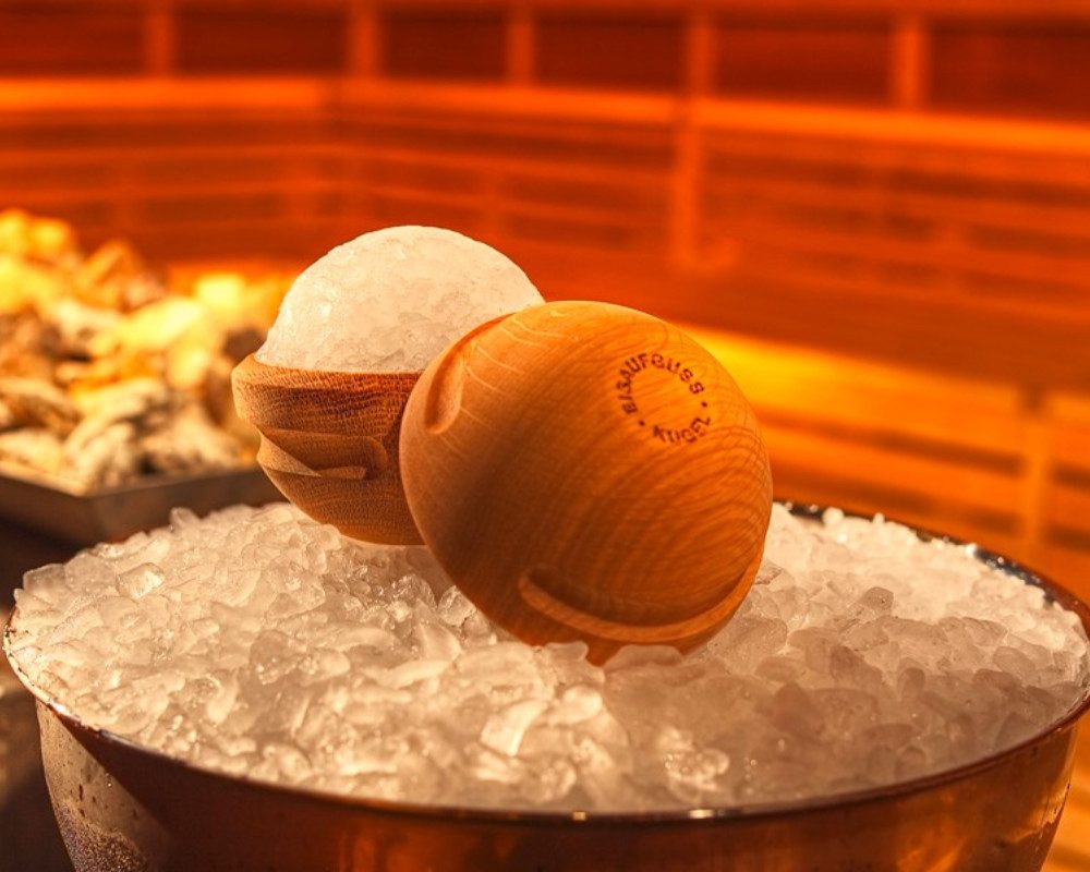 Saunagut Sauna-Aufgussset Eisaufguss-Kugel aus Eschenholz