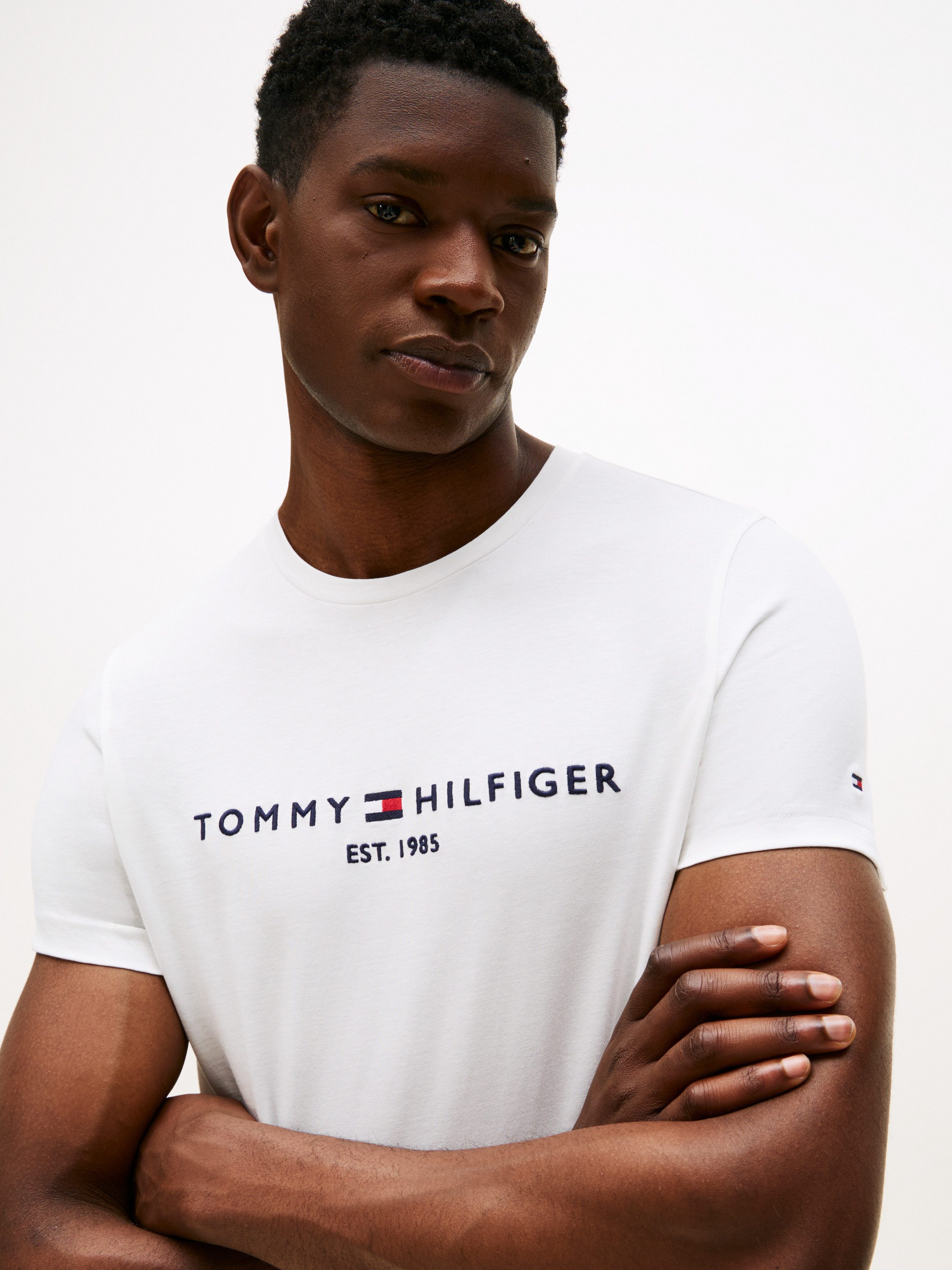 Tommy Hilfiger T-Shirt TOMMY FLAG HILFIGER TEE aus Bio-Baumwolle, Regular Fit
