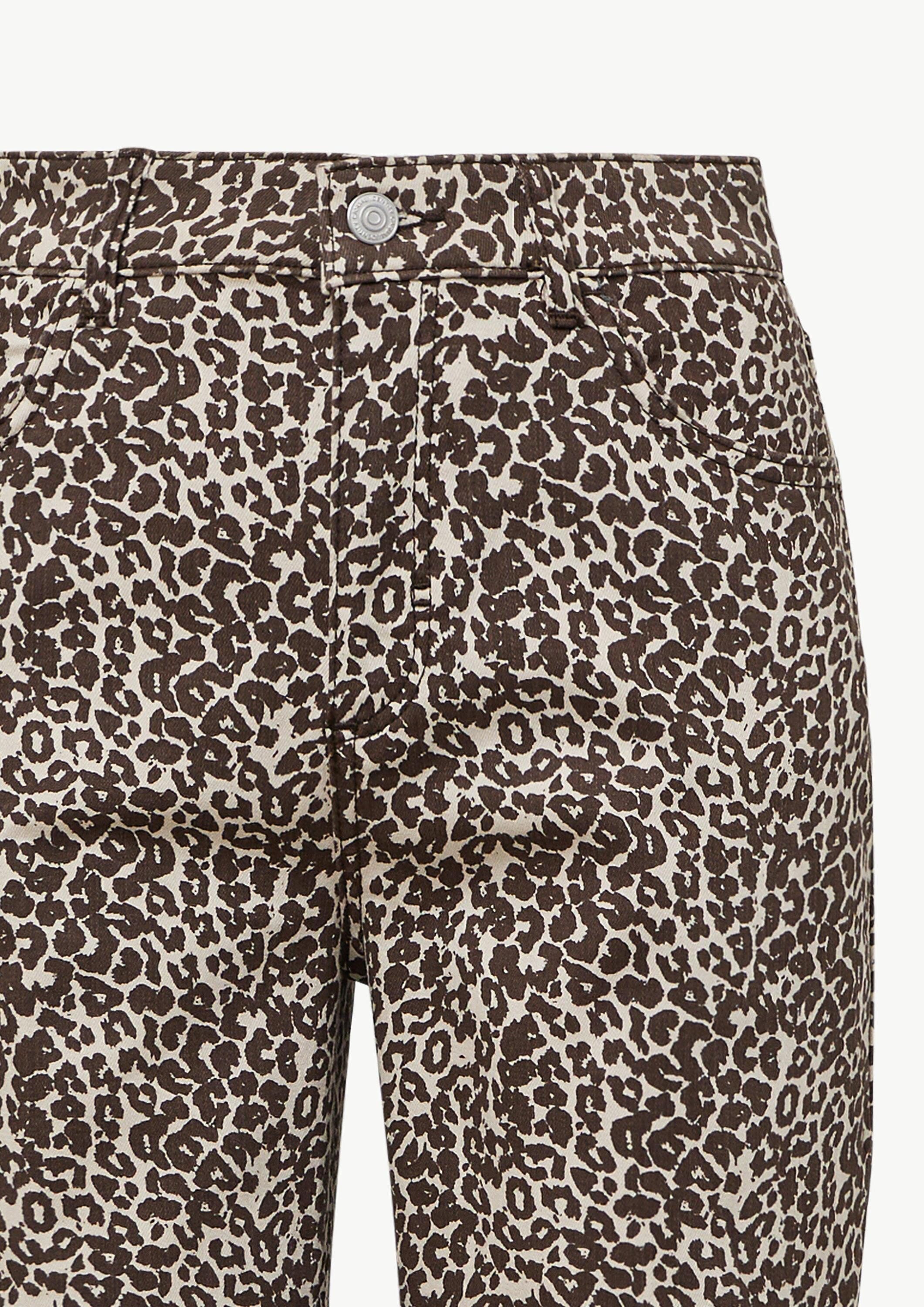 comma Chinos Hose Verkürzte Jeans mit Flared Leg und Leo-Print