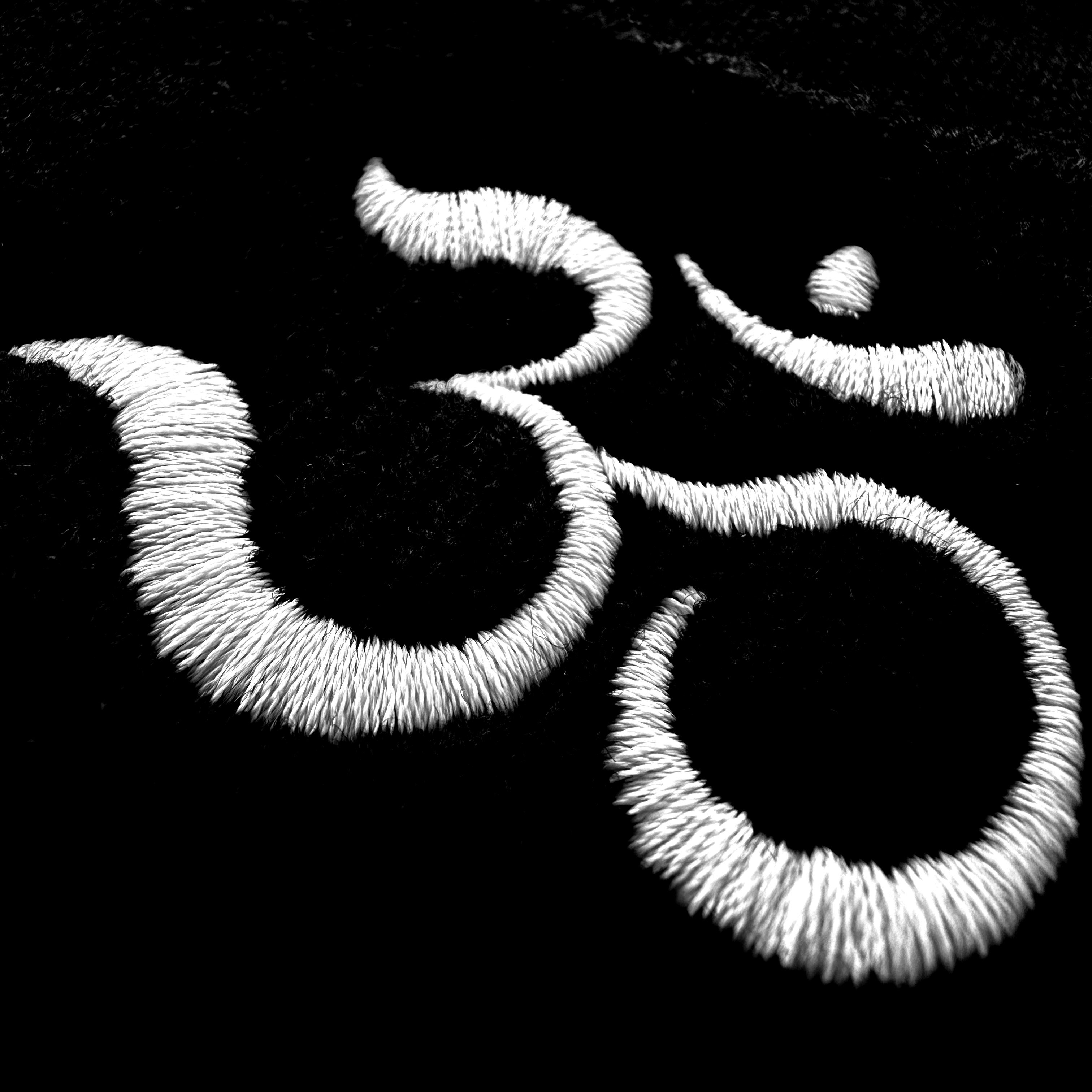 Schnoschi mit bestickt Umschlag Streetwear Wintermütze Statement (unisex) Strickmütze Spruch OM breitem Zeichen