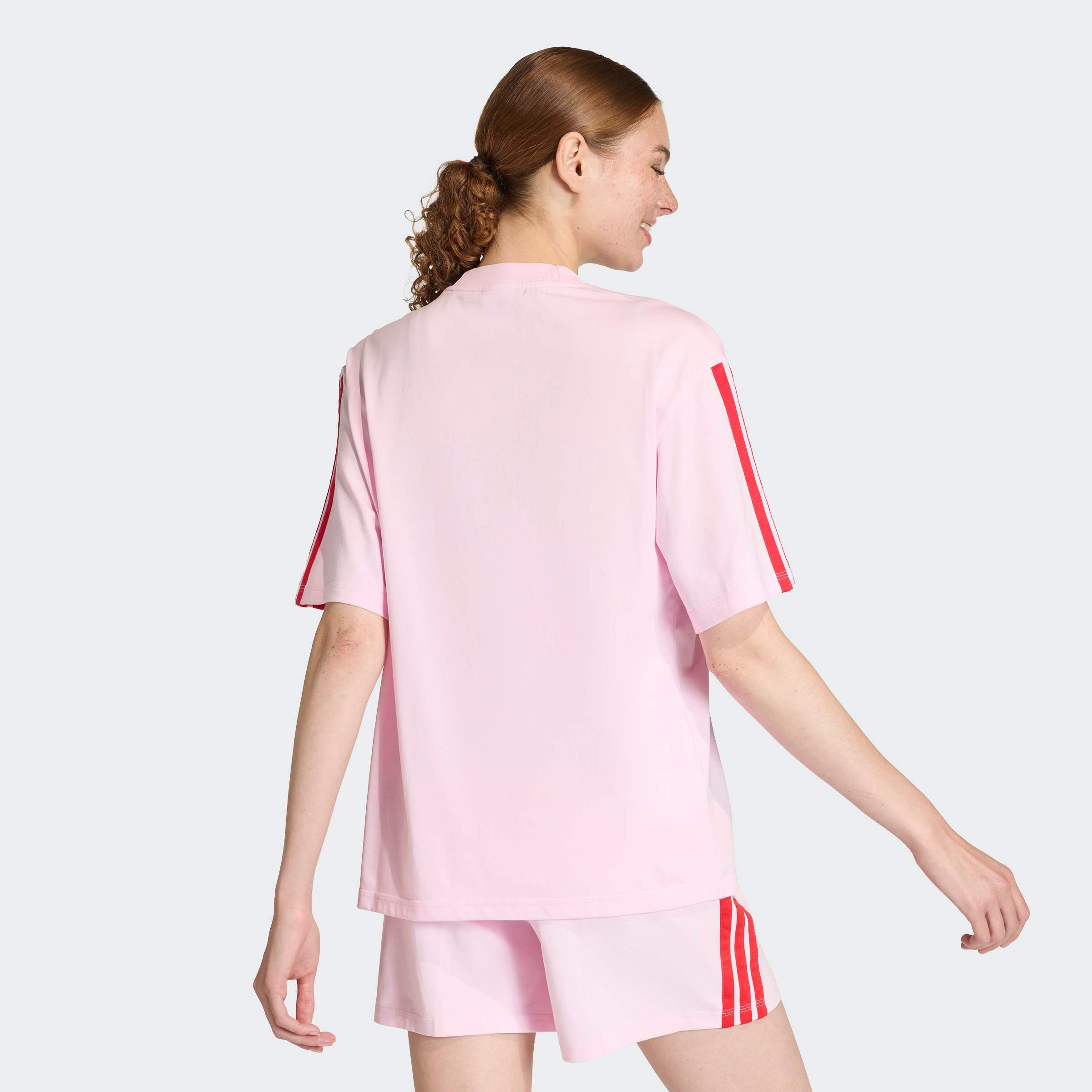 adidas Sportswear T-Shirt ESSENTIALS 3-STREIFEN BOYFRIEND lockere Passform, Kurzarmdesign, sportlicher Stil, aus Baumwolle