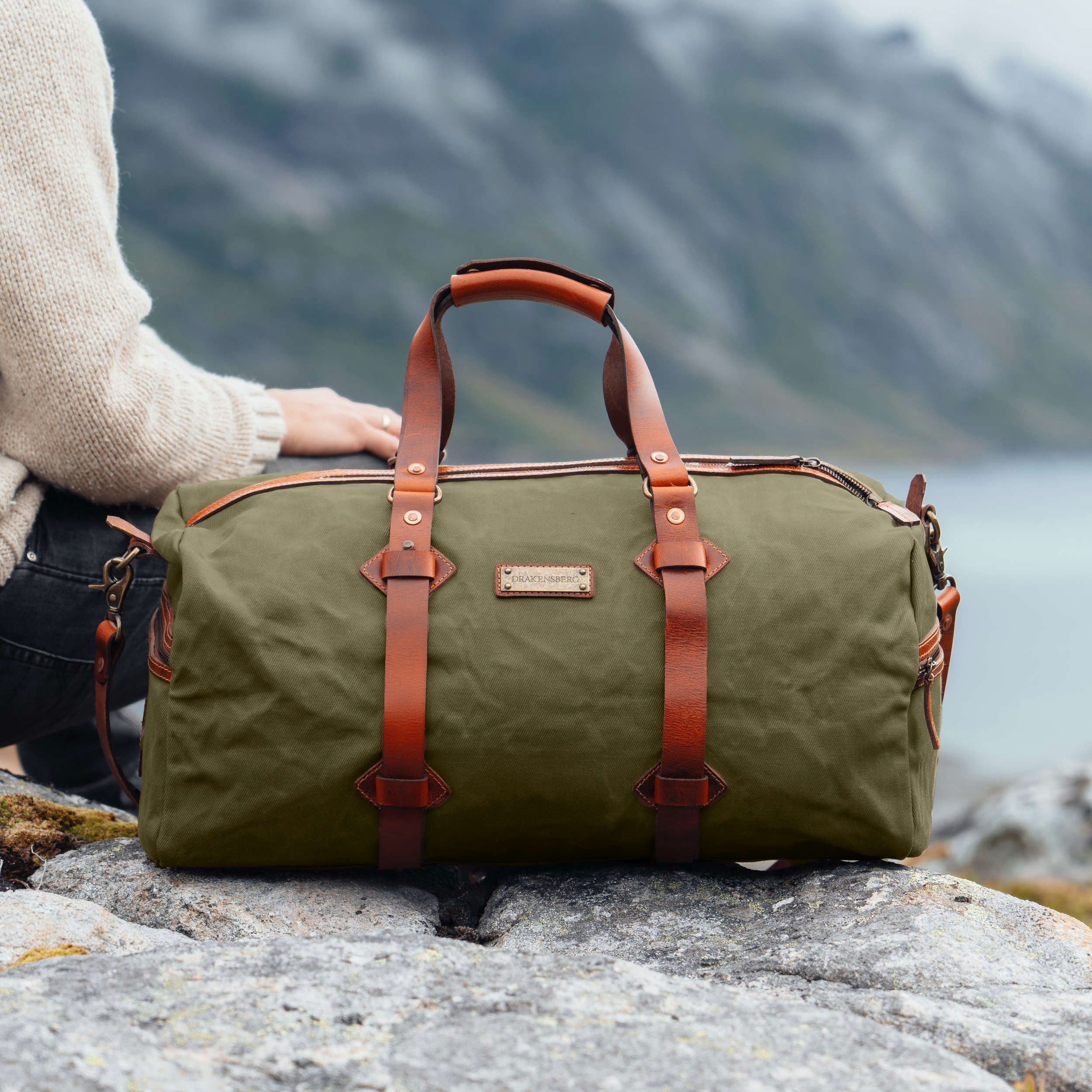 DRAKENSBERG Reisetasche Weekender »Cody« Wald-Grün, wetterfeste Vintage Sportasche aus gewachstem Canvas und Leder