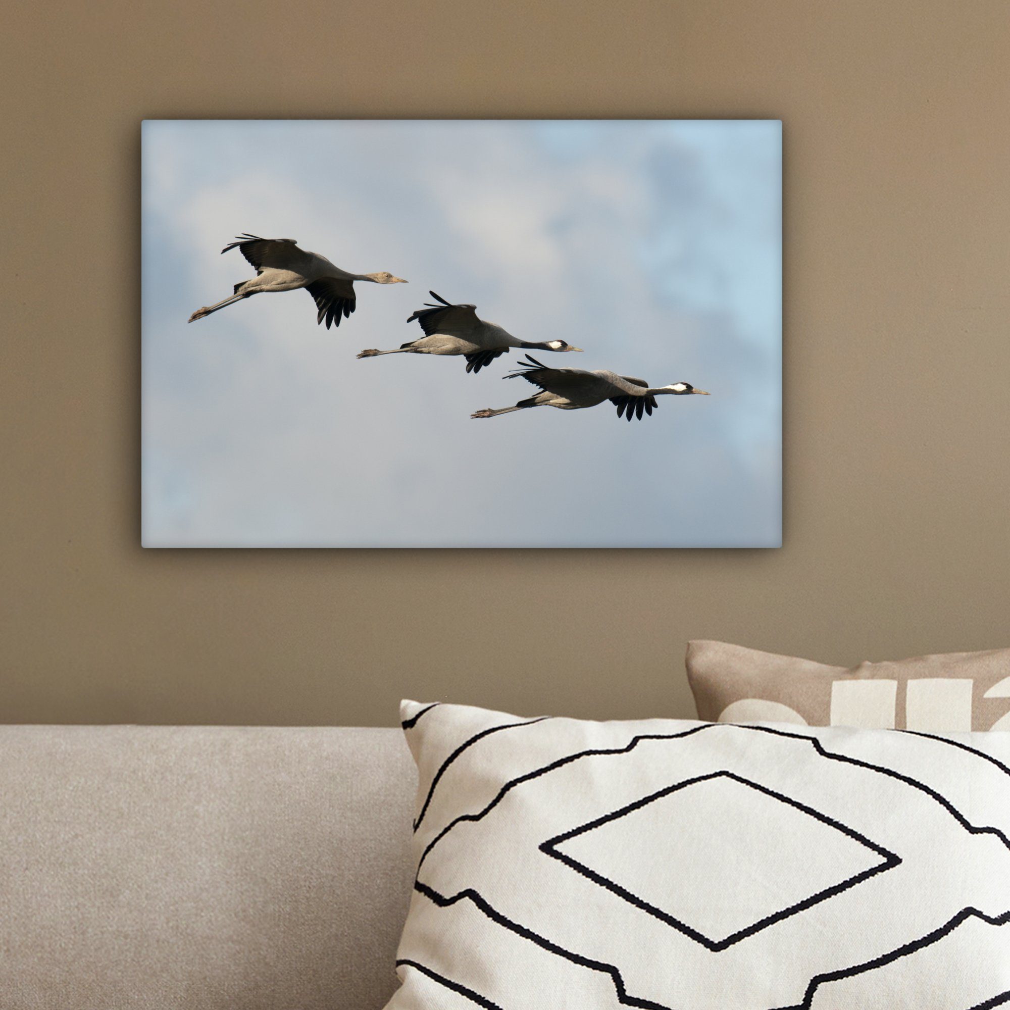 OneMillionCanvasses® Leinwandbild Drei Kraniche fliegen die durch 30x20 Wanddeko, Weise Luft, cm auf Leinwandbilder, Wandbild Aufhängefertig, spektakuläre St), (1