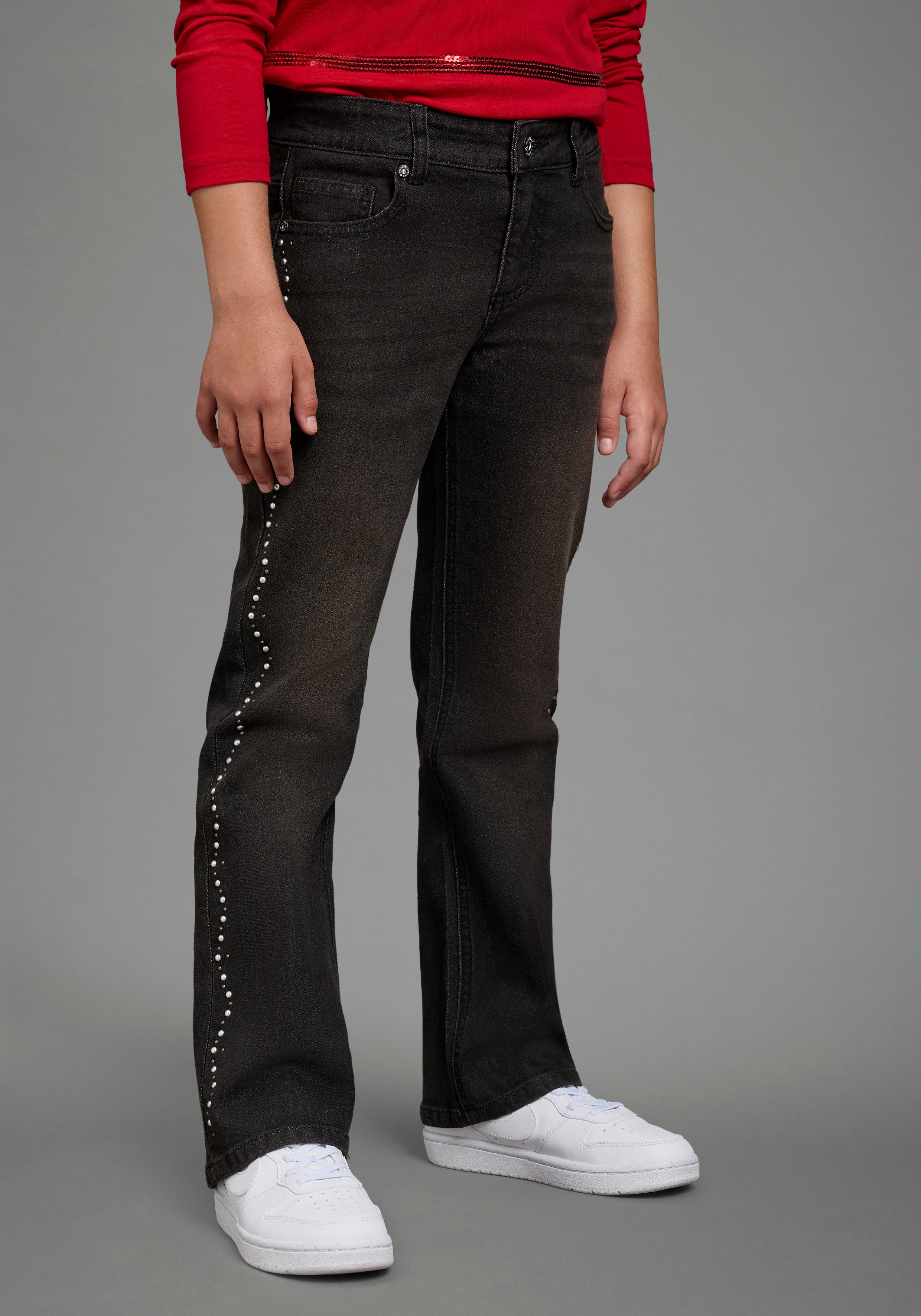 Bruno Banani Bootcut-Jeans Stretchjeans mit Nieten an Seitennaht, perfekter Modeartikel Jeans in Bootcut Fit, mit Glitzersteinen, mit Abriebeffekten