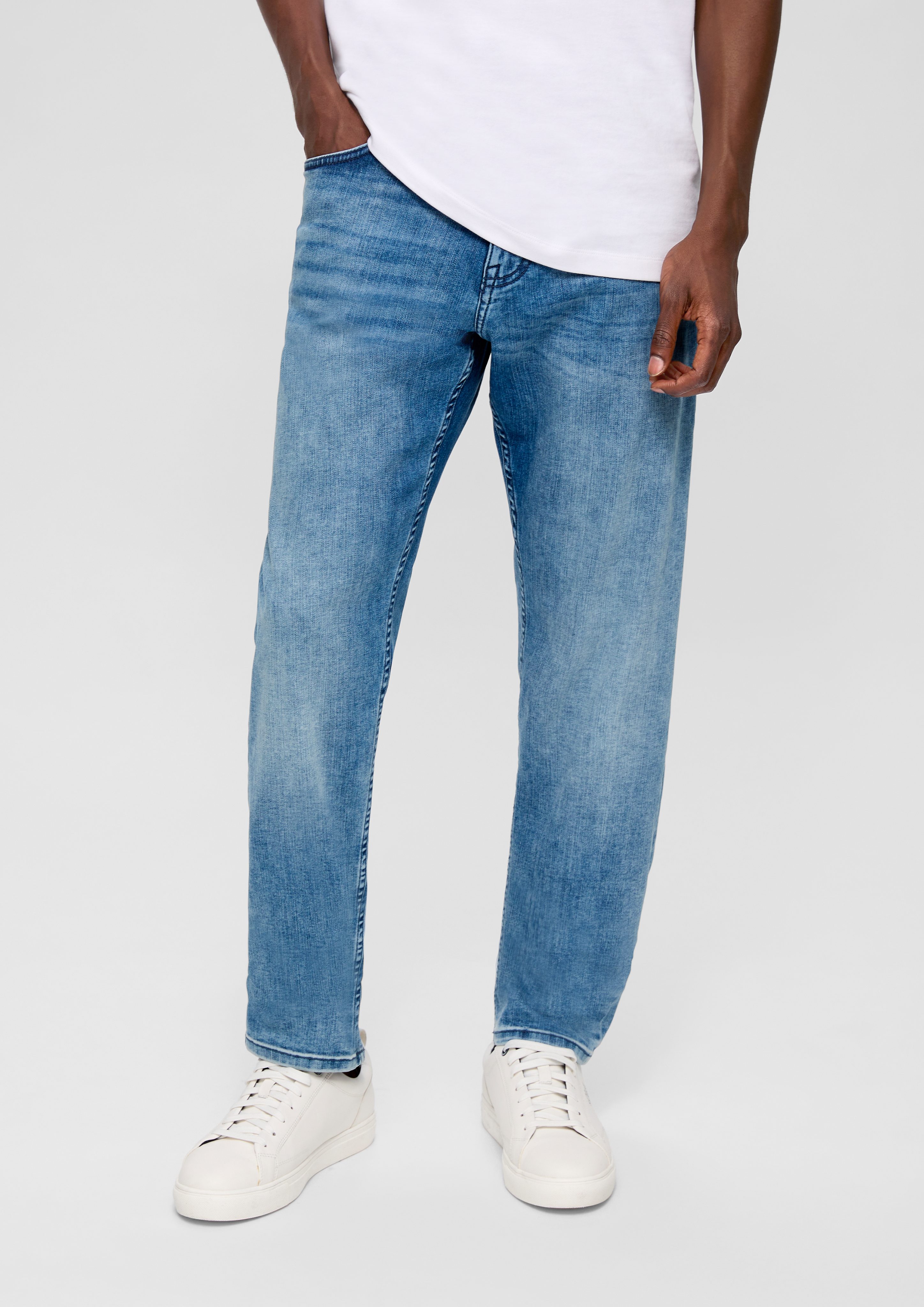 s.Oliver Stoffhose Jeans Mauro / High / Rise Regular / Tapered Label-Patch, Fit Waschung Leg