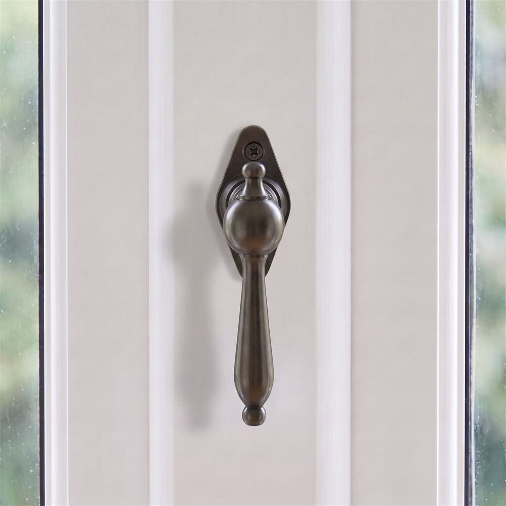 Antikas Fensterbeschlag Fenstergriff in Messing patiniert - dunkel, Fensterolive - 12,5x7,0