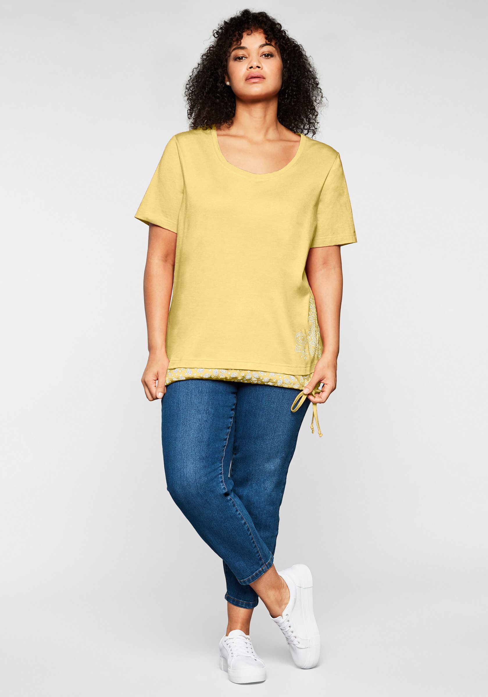 Sheego T-Shirt T-Shirt Kurzarm in 2-in-1-Optik mit Print und Tunnelzug