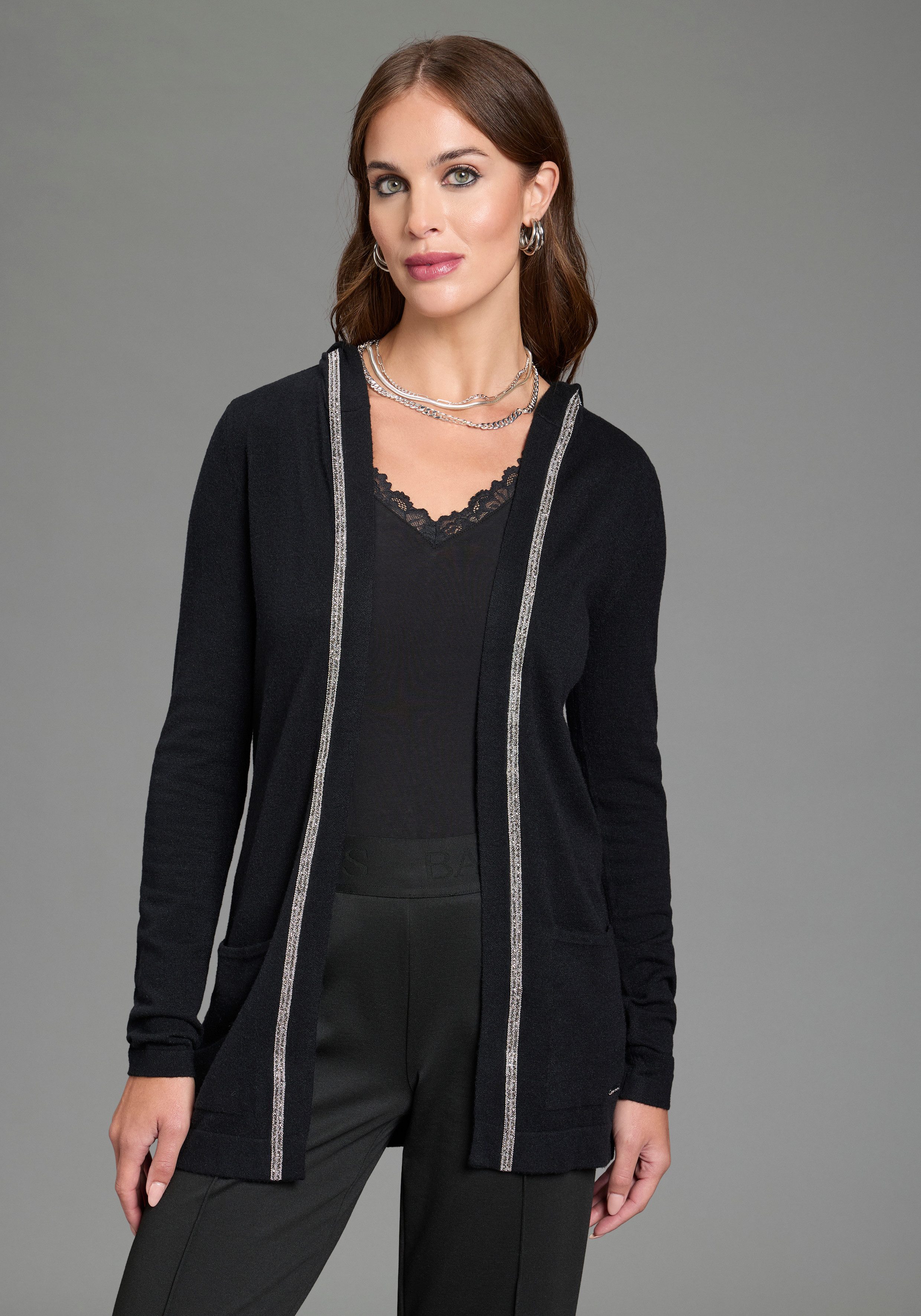 Laura Scott Strickjacke mit Kapuze und glitzerndem Schmuckband