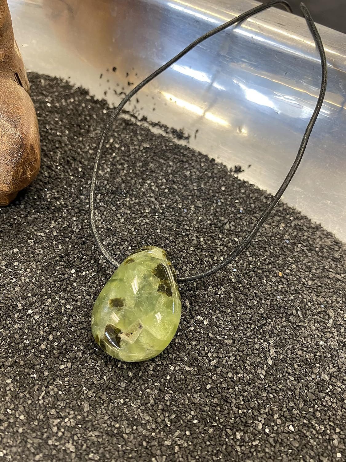 Eden Stone Edelstein Trommelstein Australischer Prehnit gebohrt Lederband oval naturprodukt, (1-St)