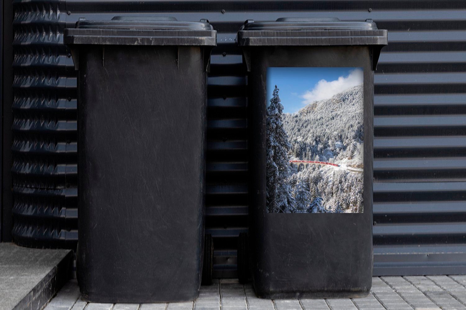 Mülltonne, dem die der Mit Schweiz St), Abfalbehälter Container, Winterlandschaft MuchoWow Sticker, Mülleimer-aufkleber, Wandsticker Zug (1 durch