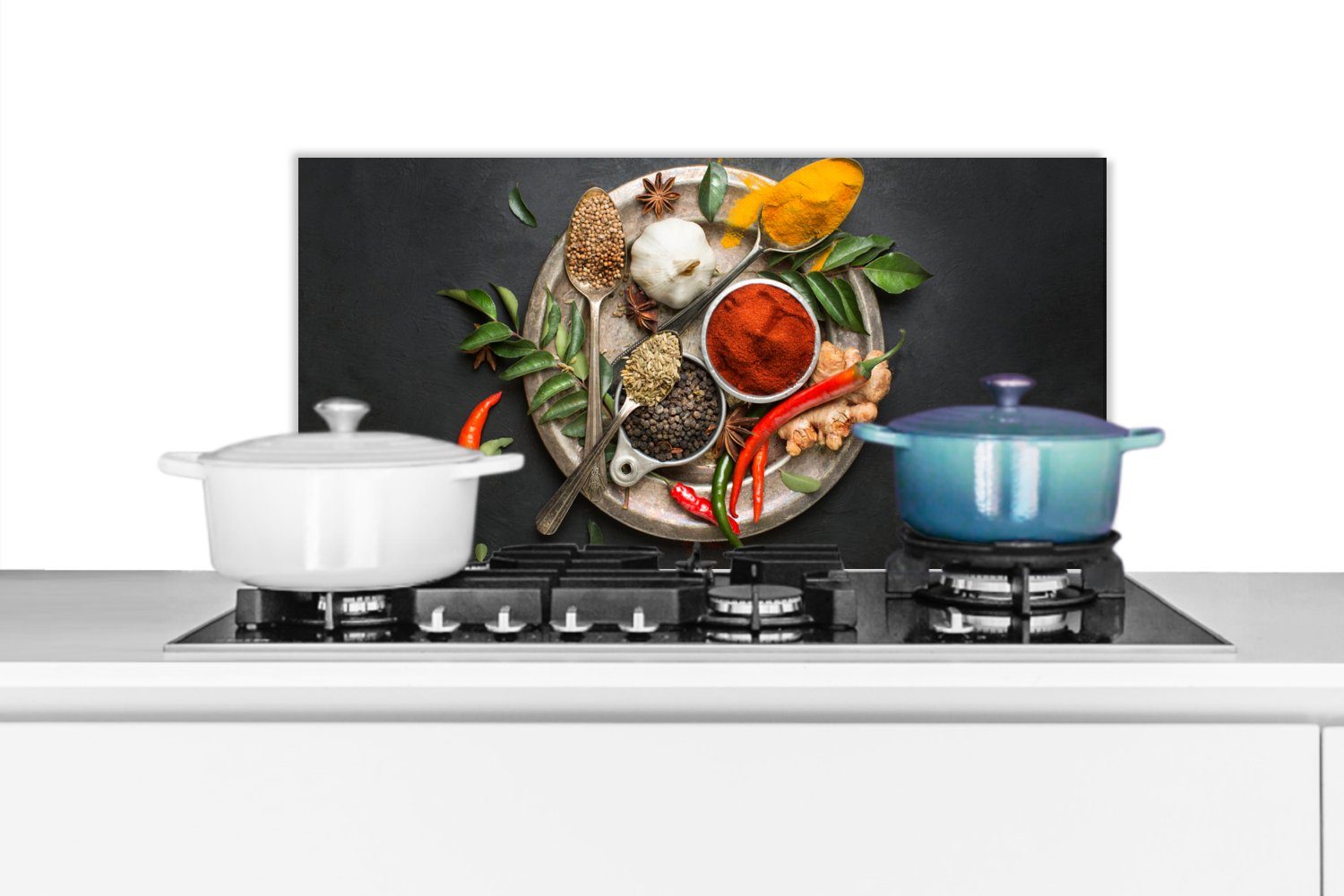 MuchoWow Küchenrückwand Gewürze - Teller - Pfeffer - Schwarz - Löffel - Silber, (1-tlg), 60x30 cm, Wandschutz, gegen Fett und Schmutzflecken für Küchen