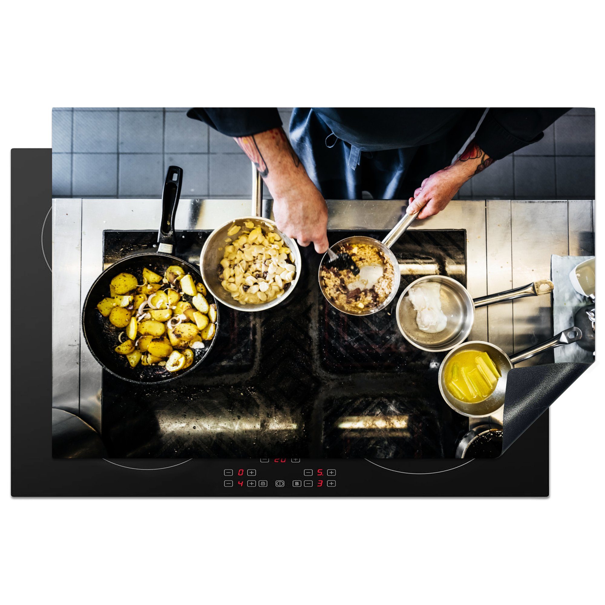 MuchoWow Herdblende-/Abdeckplatte Ein Koch, der in einem Restaurant kocht, Vinyl, (1 tlg), 81x52 cm, Induktionskochfeld Schutz für die küche, Ceranfeldabdeckung