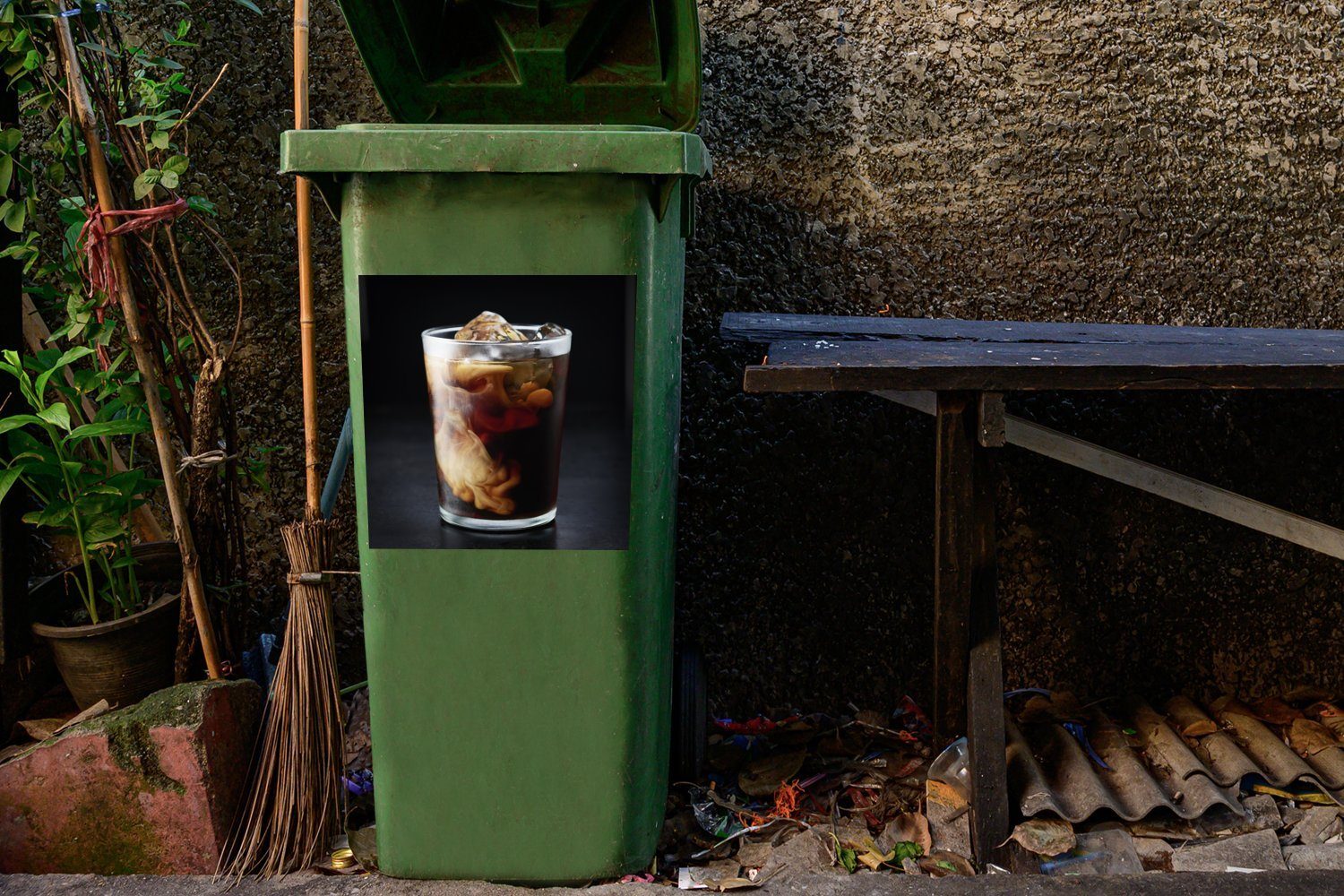 in Explosion Sticker, Mülleimer-aufkleber, Abfalbehälter (1 auf Eiskaffee Hintergrund schwarzem Mülltonne, MuchoWow einer Container, Tasse St), Eine Wandsticker