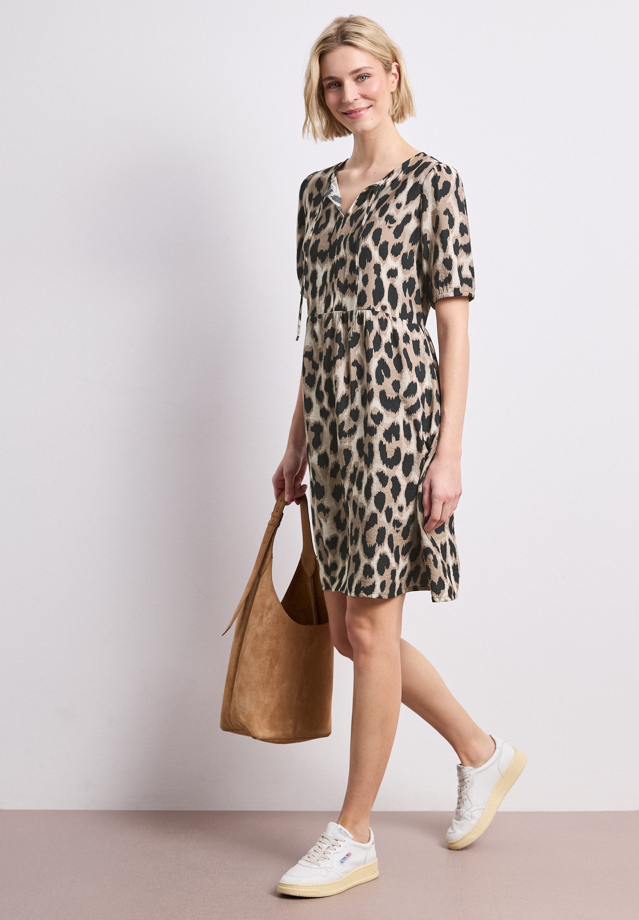 STREET ONE Sommerkleid Sommerkleid mit Split Neck und Allover-Print/Blätter-Design