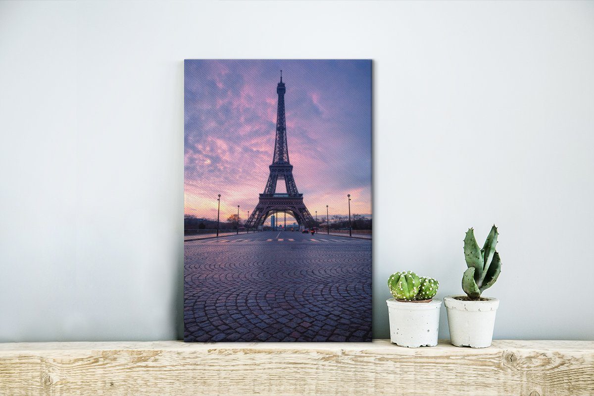 Der inkl. violetten bespannt 20x30 cm vor Gemälde, Himmel, Leinwandbild fertig St), Leinwandbild Eiffelturm (1 Zackenaufhänger, einem OneMillionCanvasses®
