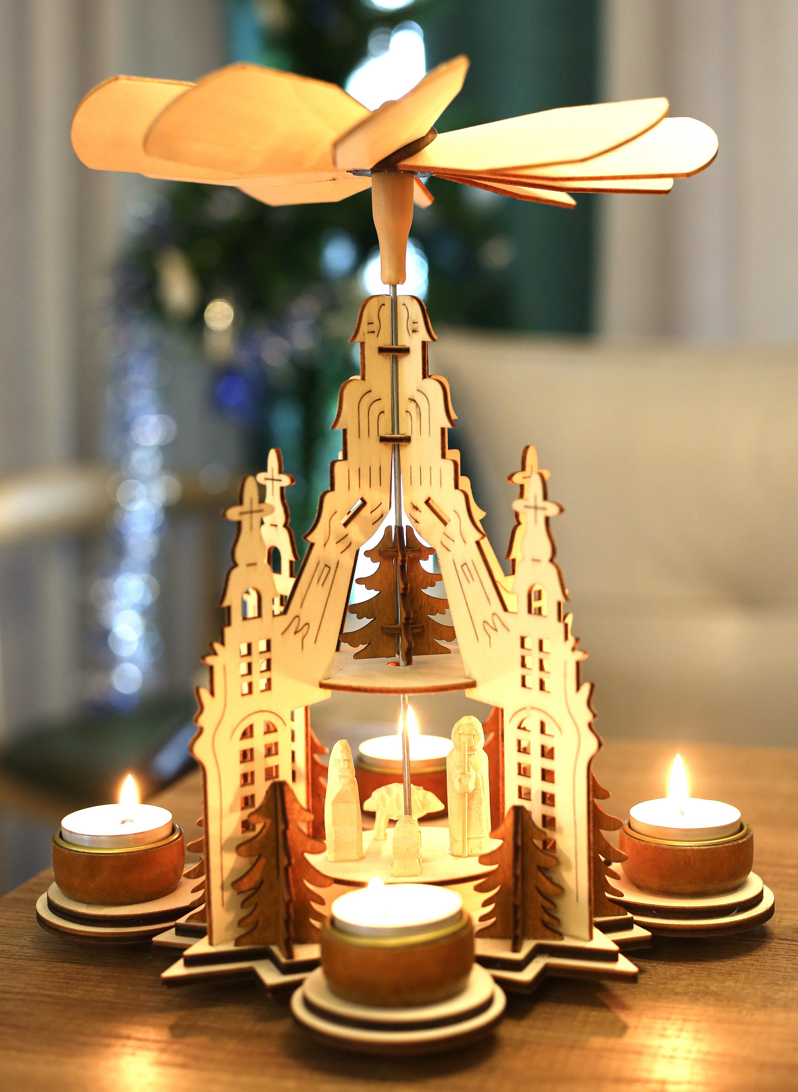 BRUBAKER Weihnachtspyramide Teelicht Holzpyramide Kathedrale - 2 Etagen, Holz Teelichtpyramide mit 4 Metall Teelichthaltern Weihnachtsdeko