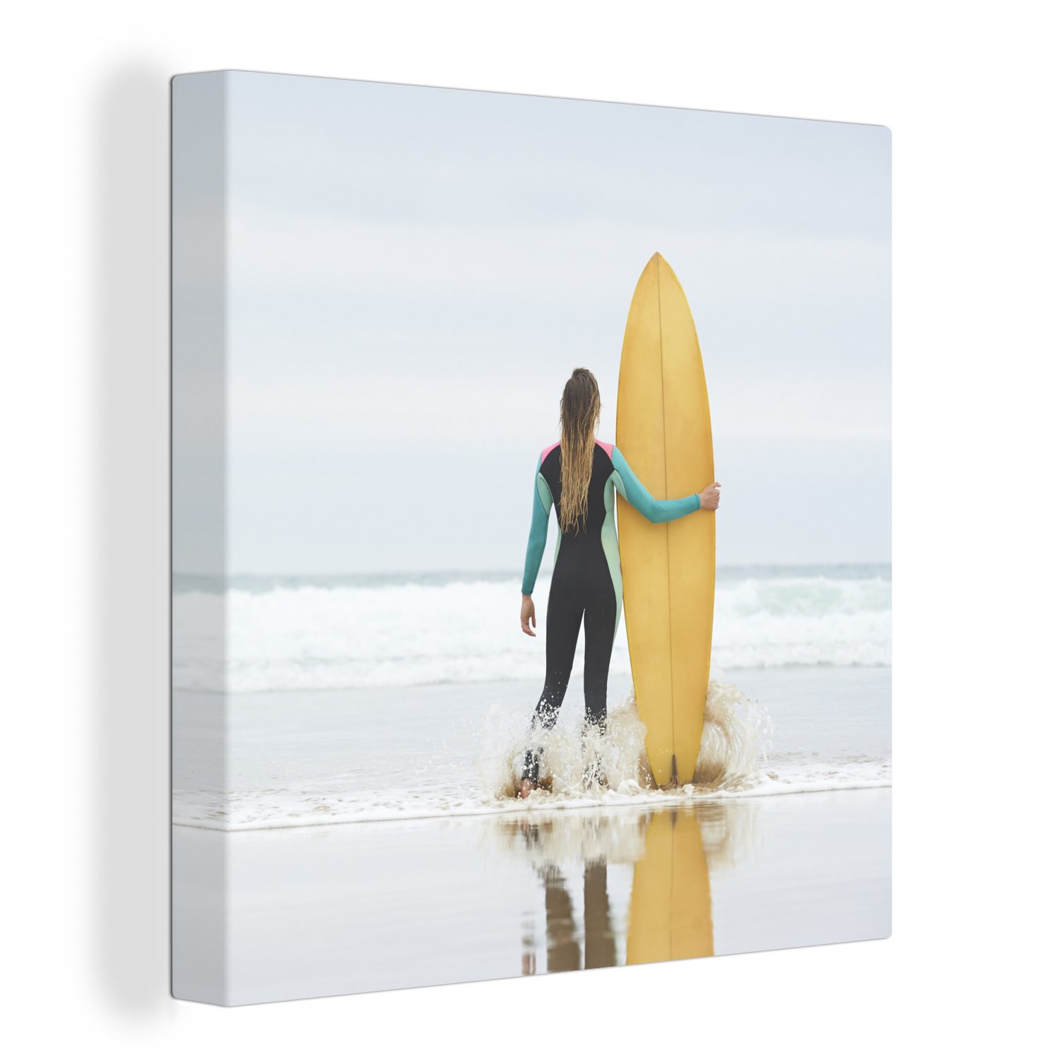 OneMillionCanvasses® Leinwandbild Weibliche Surferin steht neben dem Surfbrett, (1 St), Leinwand Bilder für Wohnzimmer Schlafzimmer