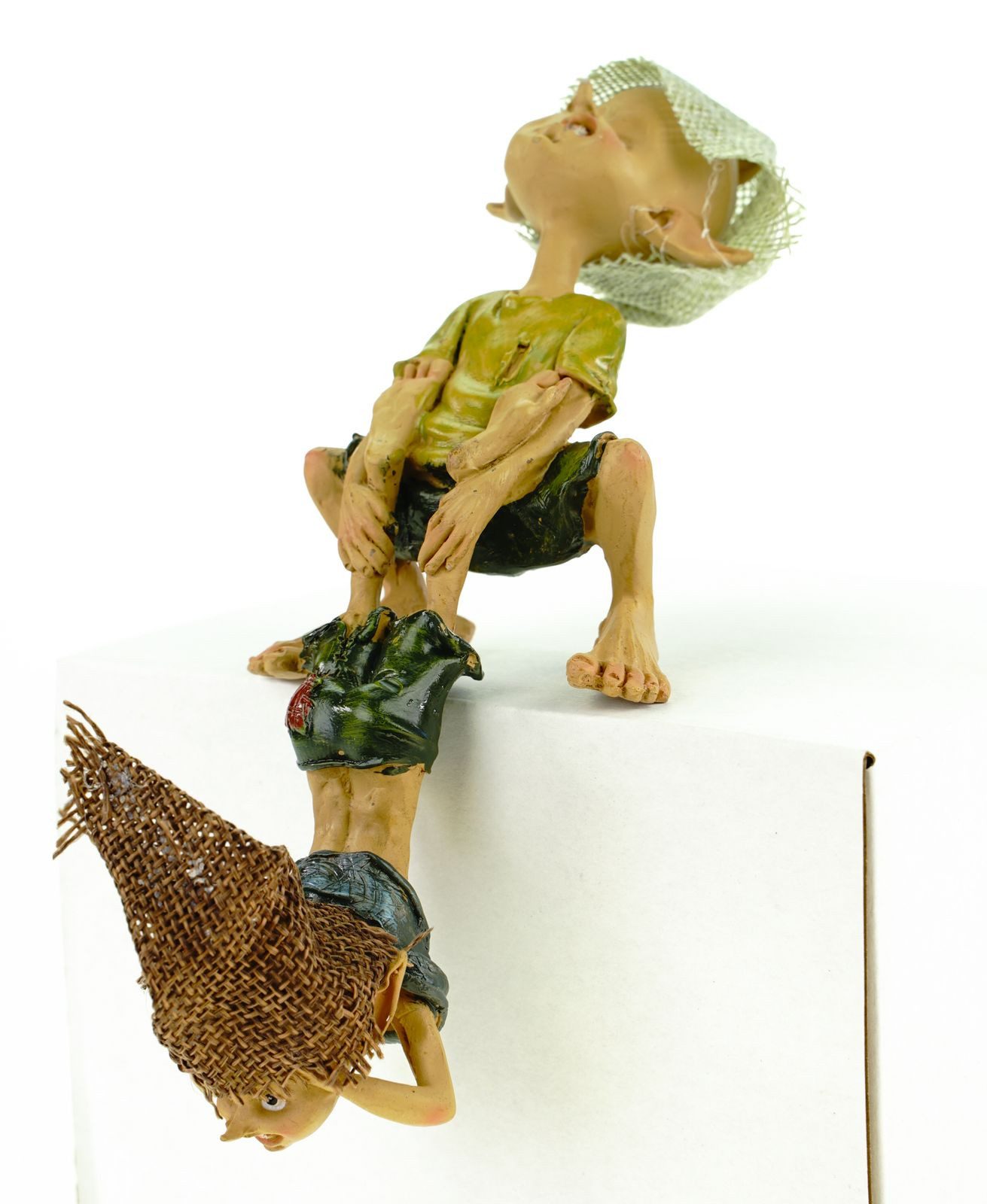 Vogler Dekofigur Kantenhocker Pixie hält Pixie an den Füßen fest 19cm Figur Kobold Gnom