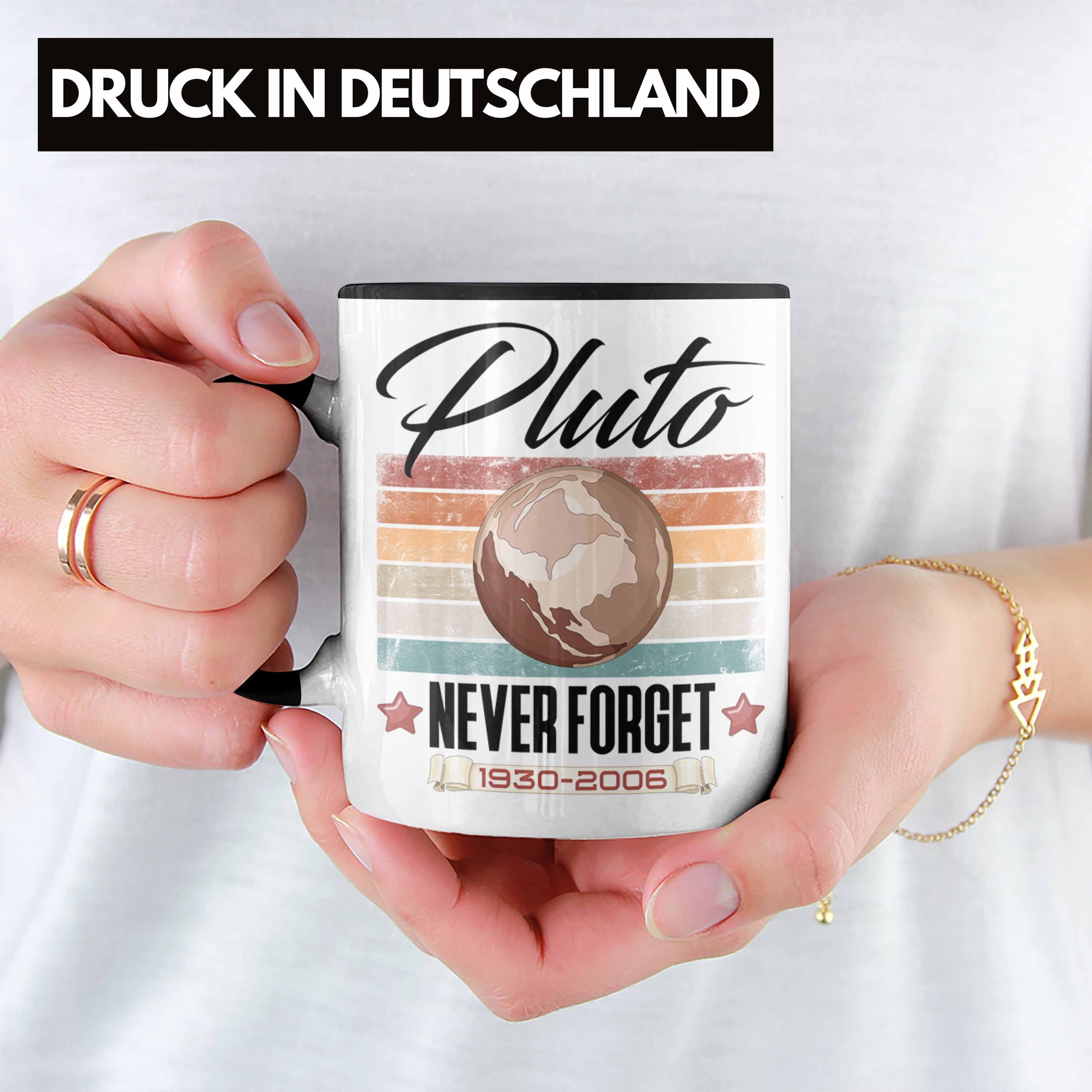 Trendation Tasse Tasse "Pluto Never Astronomie-Fans Forget" Lustiges für Geschenk Schwarz