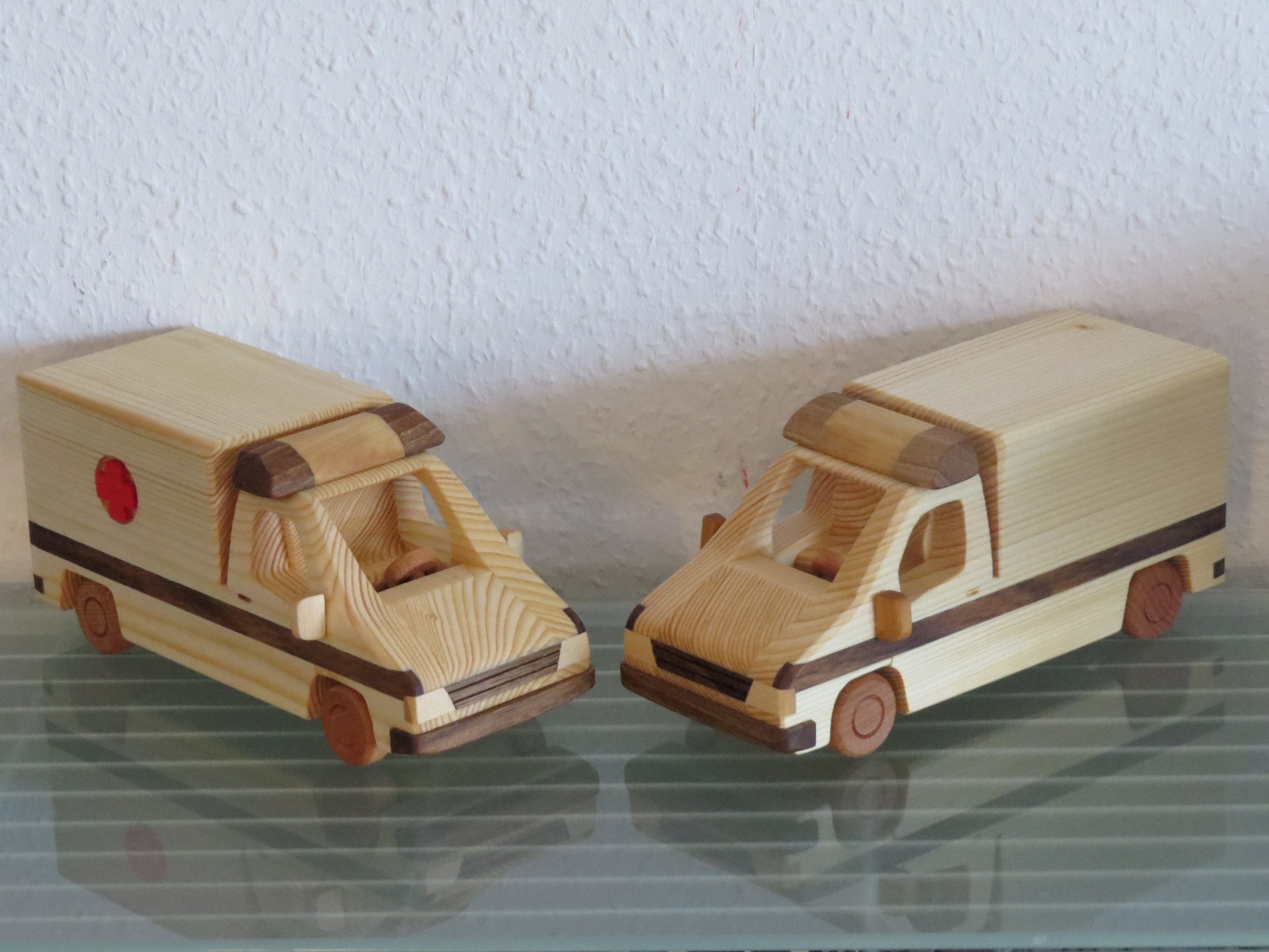 Holzprodukte Spielzeug-Auto RTW Rettungswagen Rettungsdienst UNIKAT Modellauto Auto Holz Neu