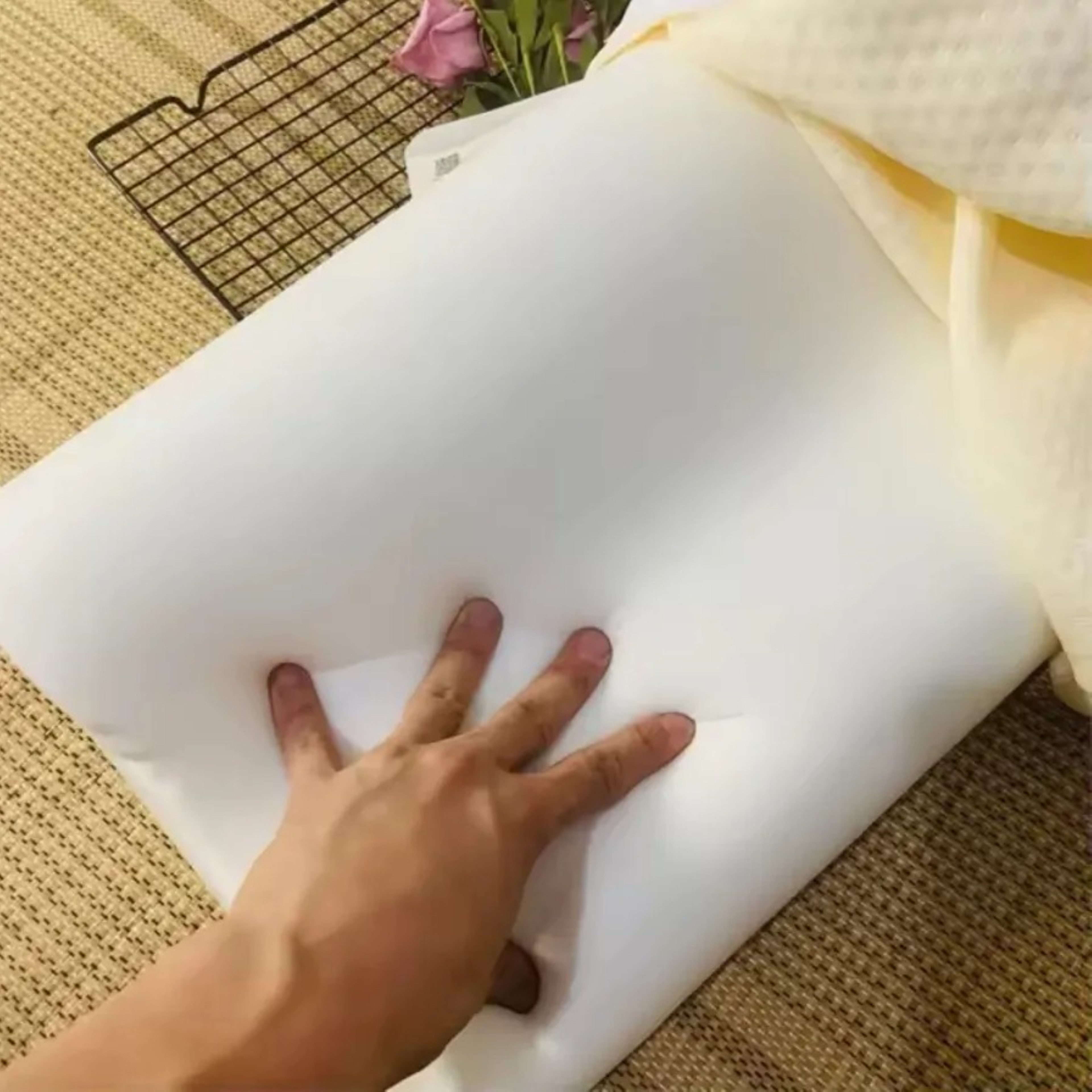 CINESIO Kopfkissen Orthopädisches Memory-Foam-Kissen ergonomisch Nacken- & Schulterschutz, Füllung: Memory-Schaum, viskoelastisch, Rücken- und Seitenschläfer optimal unterstützt, Einzelkissen ergonomisch, orthopädisch, Nackenstütze, 1x Memory-Foam Kissen inkl. abnehmbarem Baumwollbezug, Ergonomische Form, Memory-Foam passt sich Körperform an