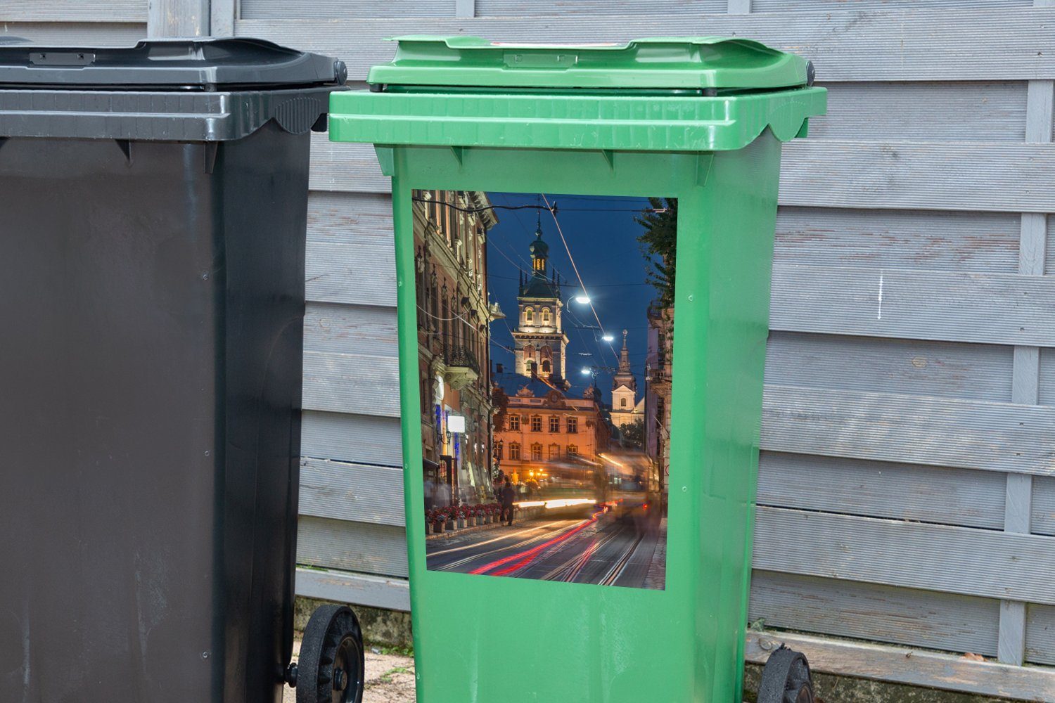 Lvov in in der von Belebte St), Straßen der Ukraine Sticker, Container, (1 Innenstadt MuchoWow Abfalbehälter Mülltonne, Mülleimer-aufkleber, Wandsticker