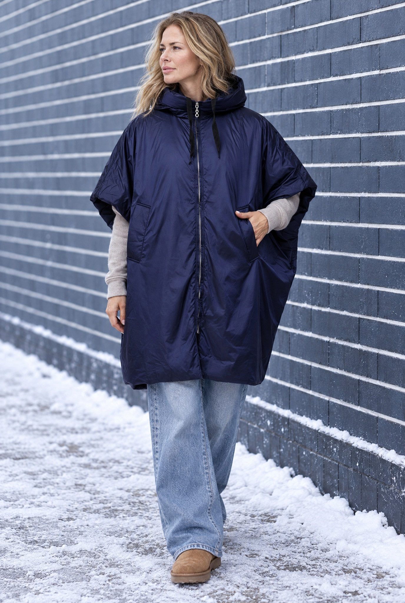 Travel 8 Poncho Moderner Daunenponcho mit Gummizug und Kapuze in Navy – Bild 2 von 5