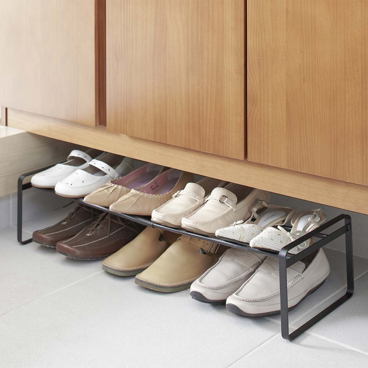 Yamazaki Schuhregal Frame Schuhständer Metall ausziehbar platzsparend stapelbar, Schuhständer, platzsparend, Schuhablage, ausziehbar von 40 bis 70cm, erweiterbar, schwarz