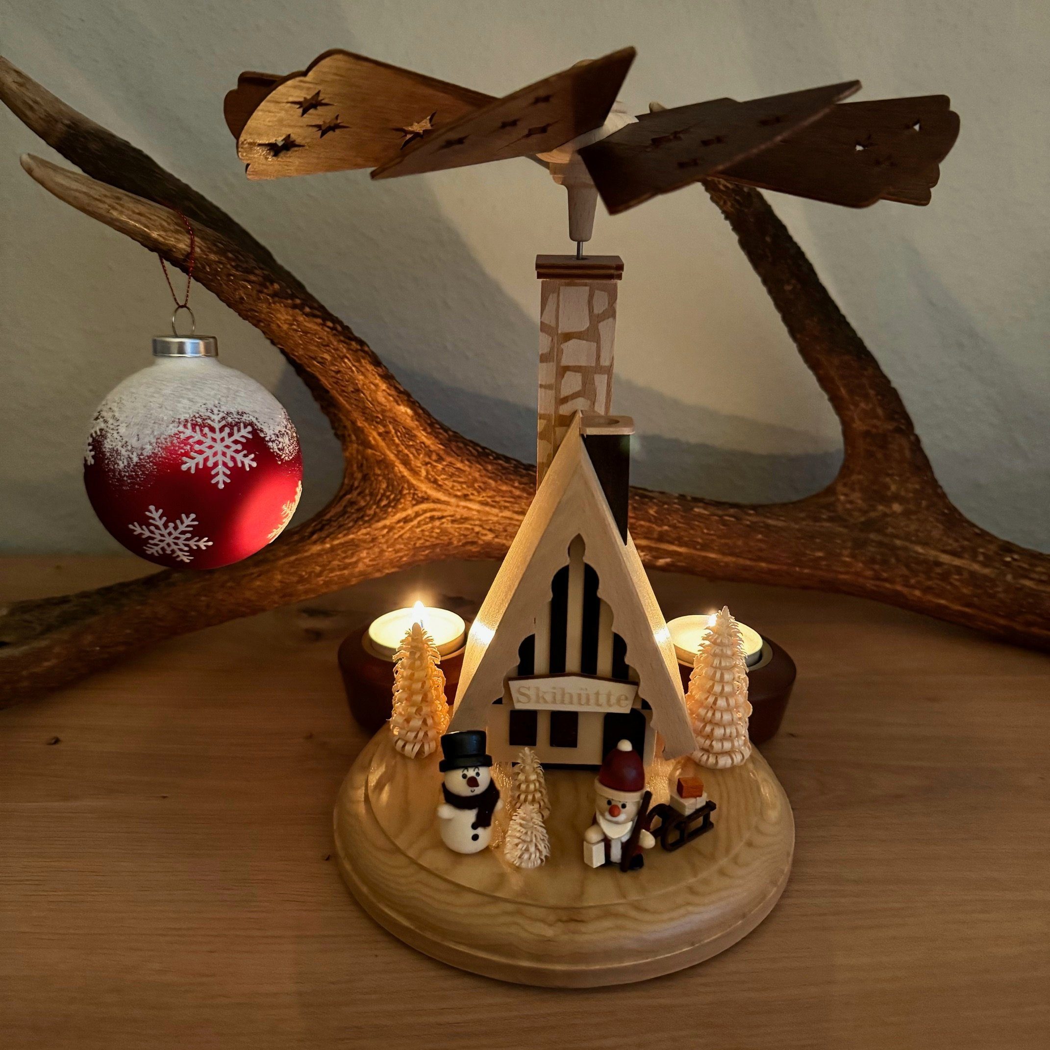 SAICO Original Weihnachtspyramide Tischpyramide aus Holz für Teelichter, Skihütte mit Weihnachtsmann, Räucherhaus, Räuchermännchen - Weihnachtsdeko aus dem Erzg – Bild 5 von 5