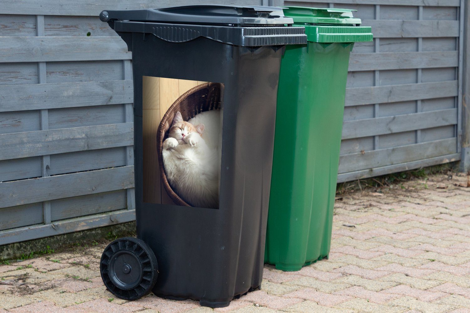 Sticker, Mülleimer-aufkleber, MuchoWow St), Abfalbehälter in (1 Katze Container, Weiße Weidenkorb Mülltonne, schläft Wandsticker einem