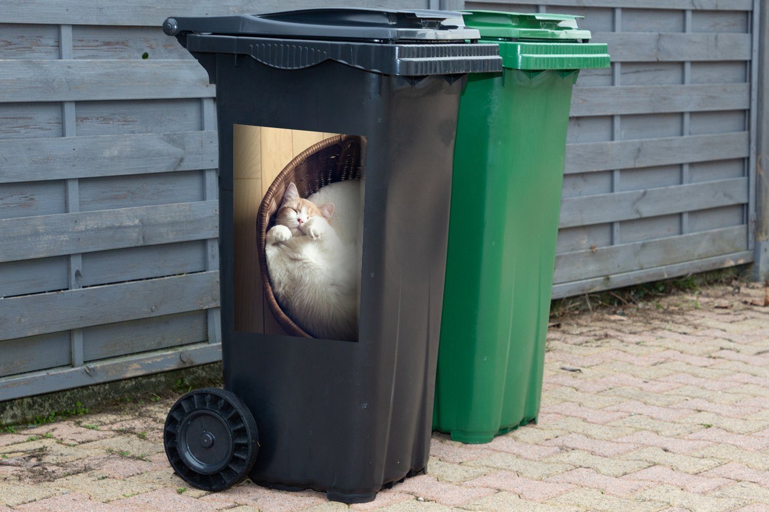 schläft Container, Mülltonne, Wandsticker Weiße St), Katze in MuchoWow Mülleimer-aufkleber, (1 einem Weidenkorb Abfalbehälter Sticker,