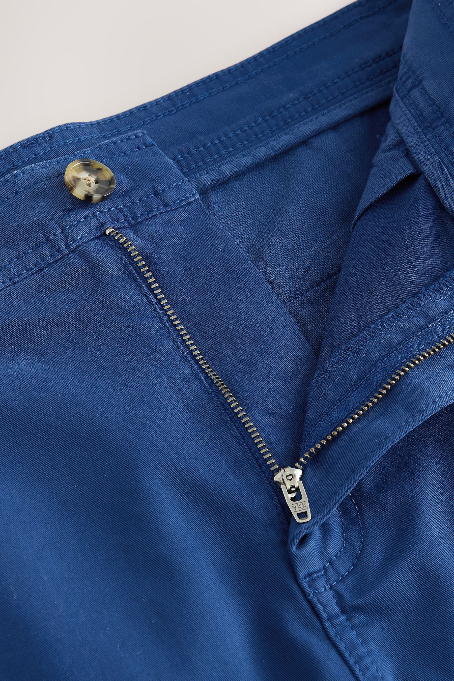 Next Shorts Chinohose mit Bundfalten und Supima-Baumwolle (1-tlg)