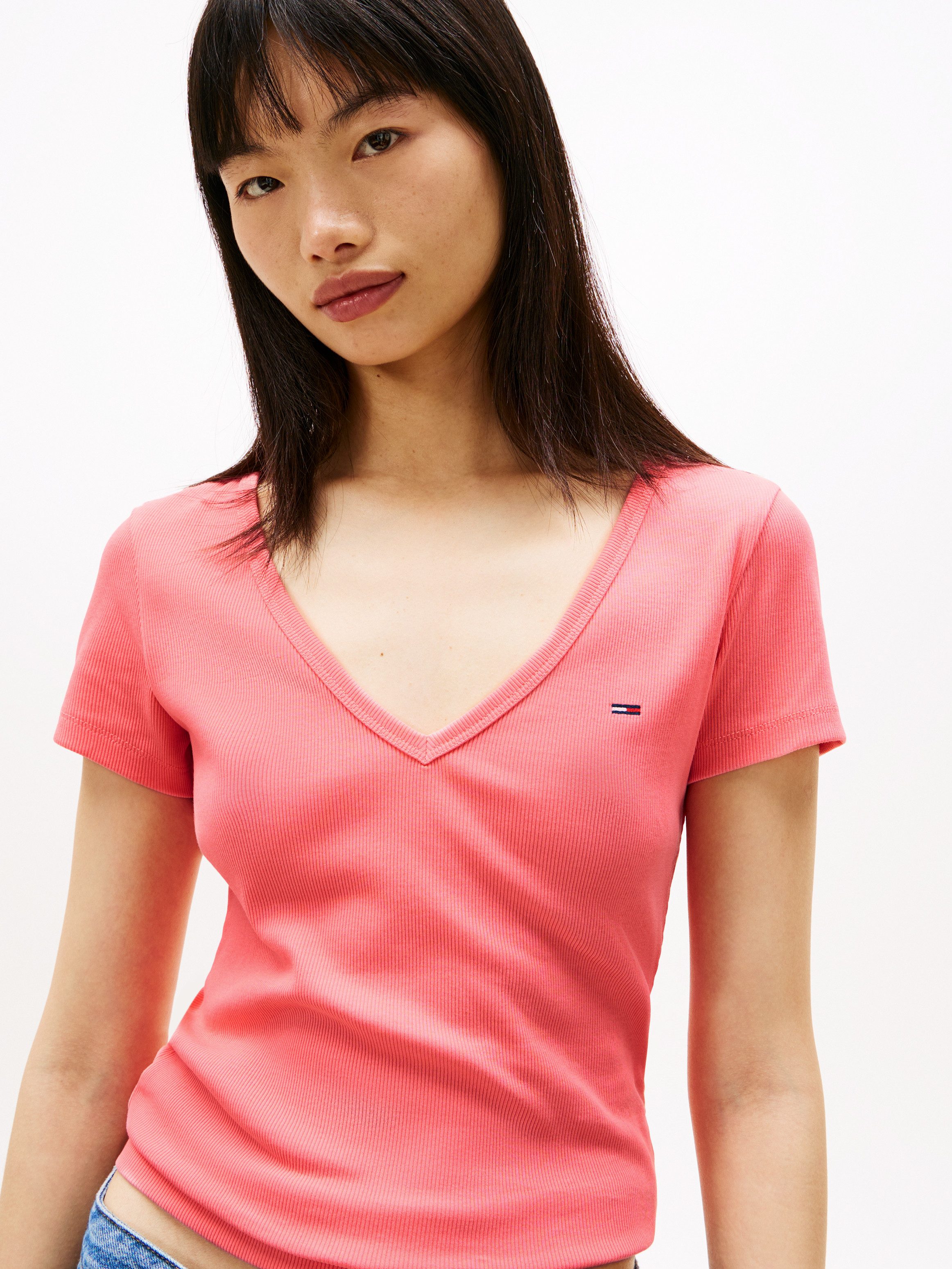 Tommy Jeans Kurzarmshirt TJW SLIM ESSENTIAL RIB V SHORT SLEEVE mit gerippter Struktur, V-Ausschnitt, Slim Fit