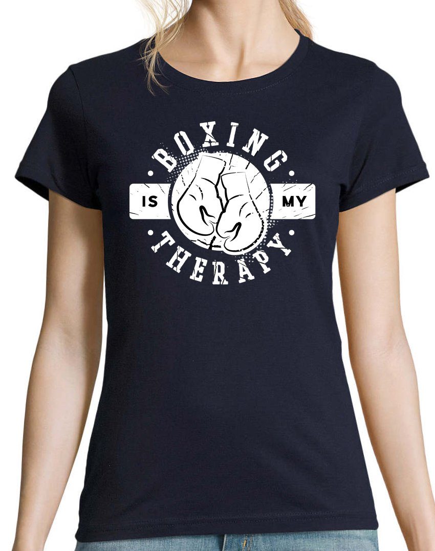 Designz Youth Frontprint trendigem Shirt mit My "Boxing Is Navyblau Damen Therapie" T-Shirt