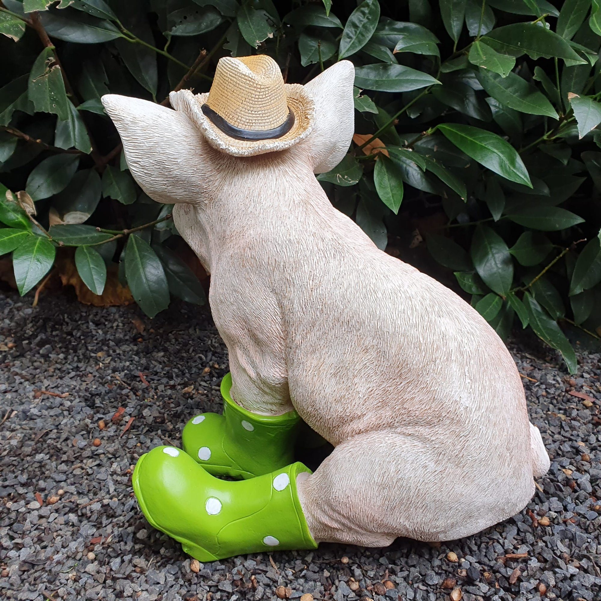 und sitzende 30 Figur Gartenfigur grünen cm mit Schweine Gummistiefel Aspinaworld Hut