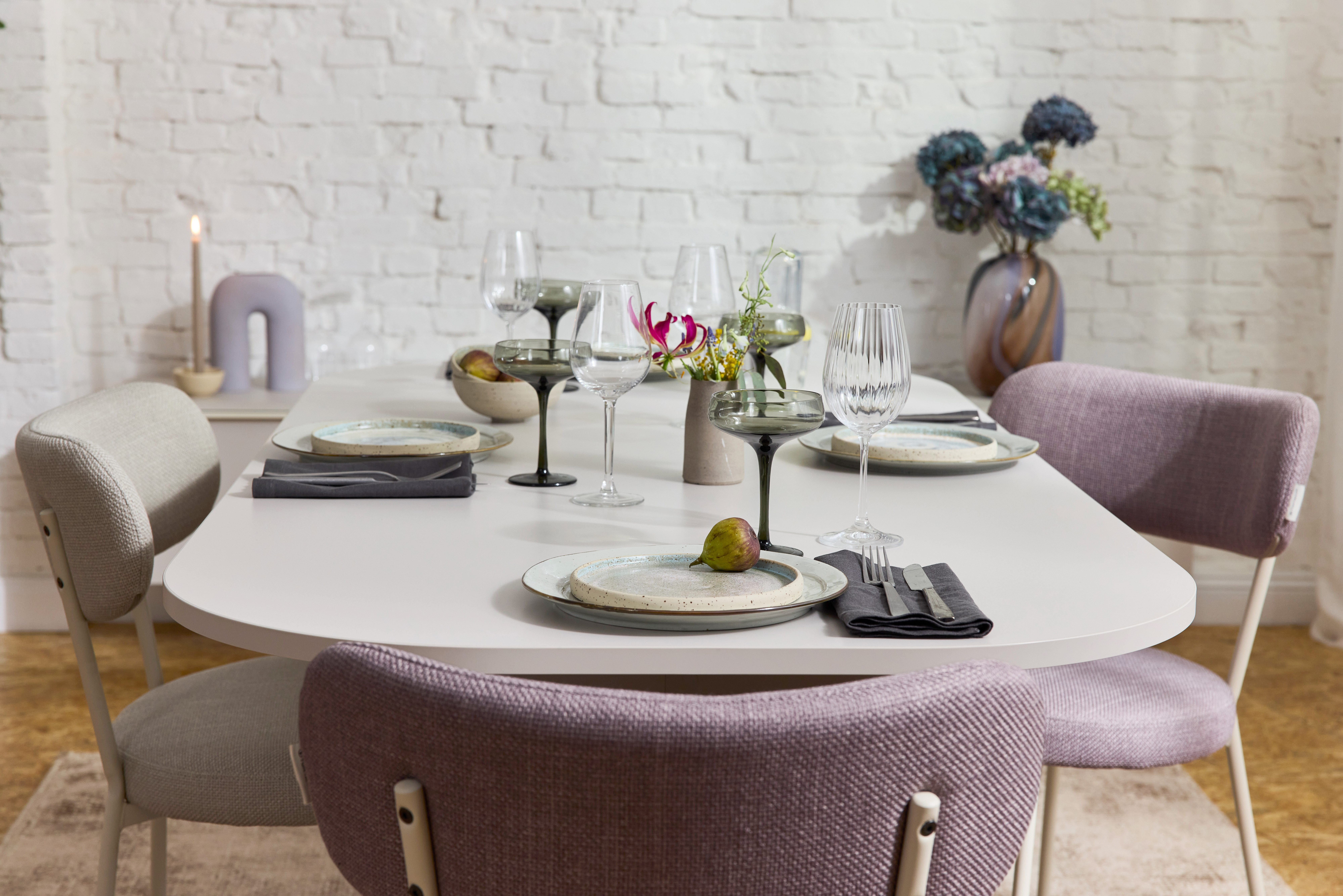 TOM TAILOR HOME Essgruppe ROUNDED TABLE + 4x TOM TAILOR Stühlen in harmonischen Farben u. Formen, (Set, 5-teilig, 1 Tisch und 4 Stühle), für ein stimmiges Gesamtbild am Esstisch – ohne langes Suchen.